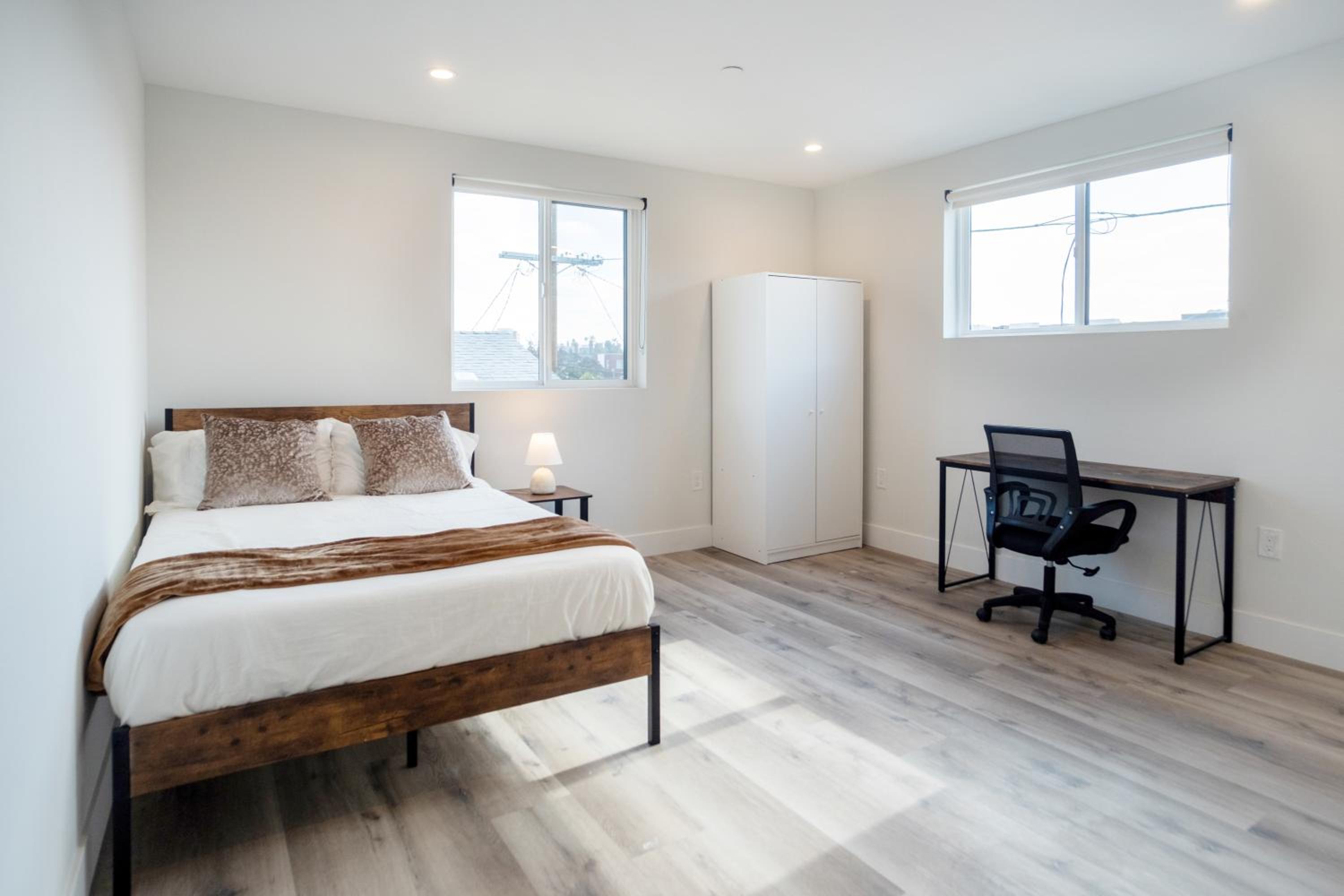 Cozy LA Retreat Near USC Steps to Koreatown & Downtown