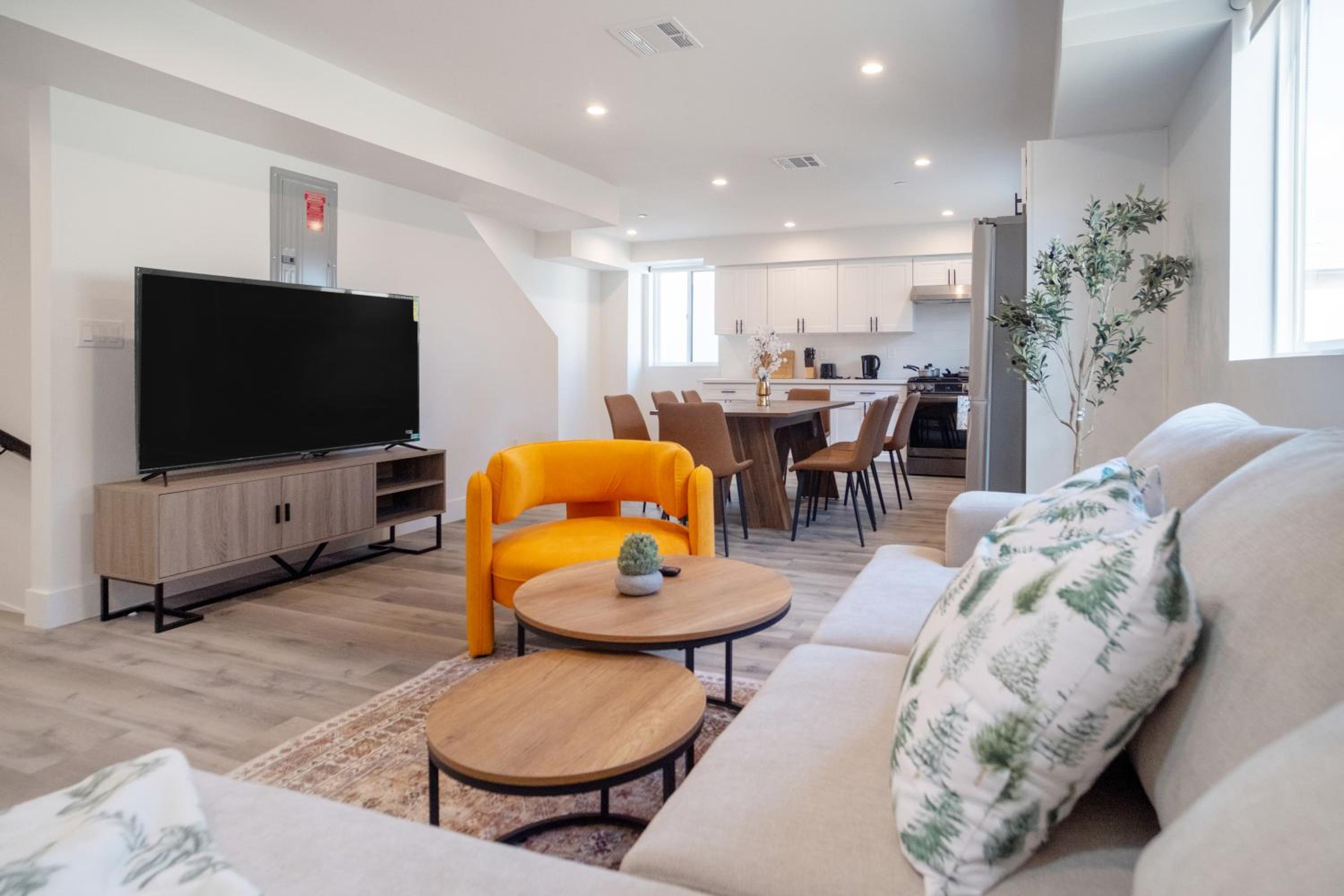 Cozy LA Retreat Near USC Steps to Koreatown & Downtown
