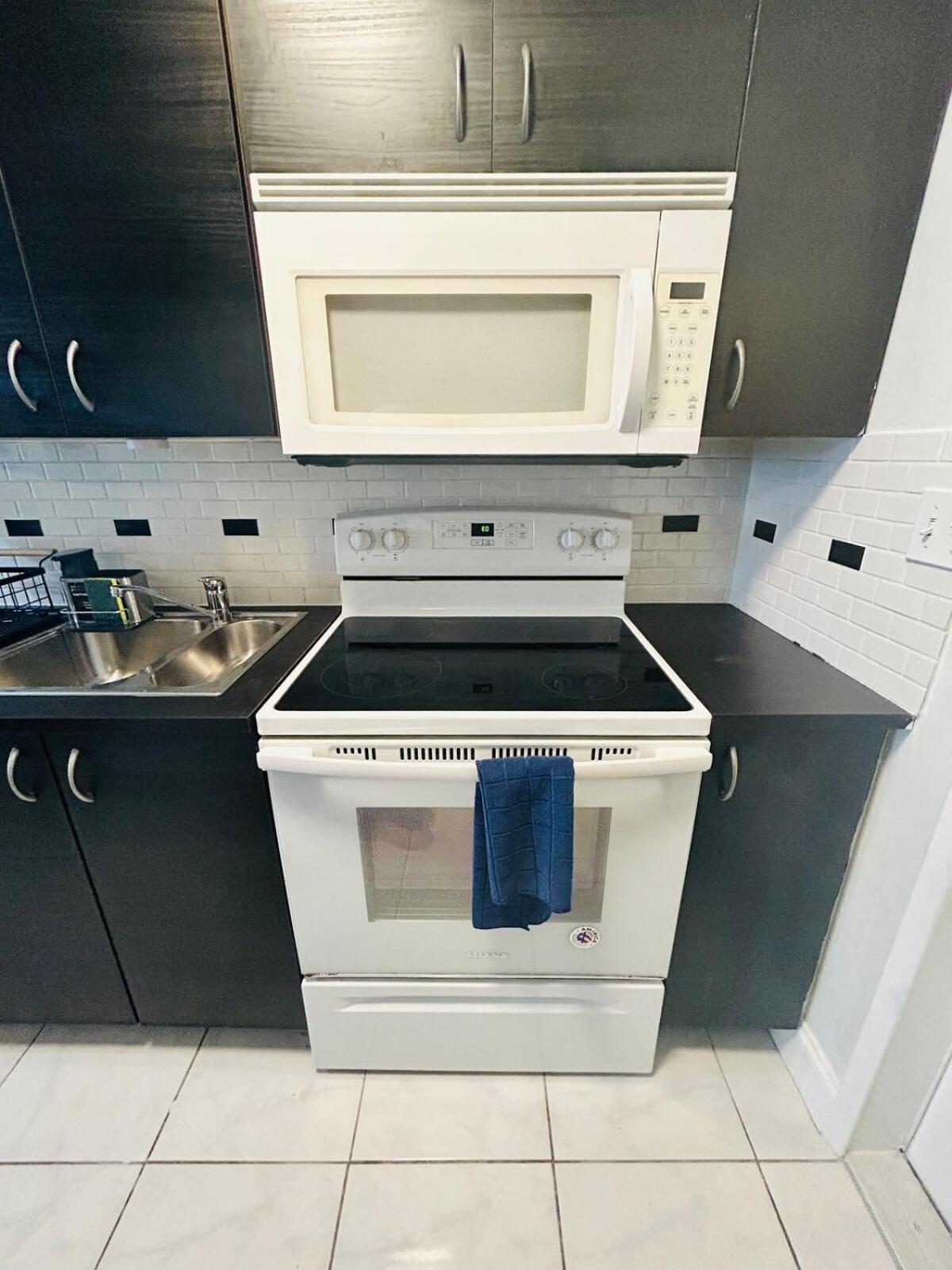 2 min walk to beach & free parking Lauderdale 21-2