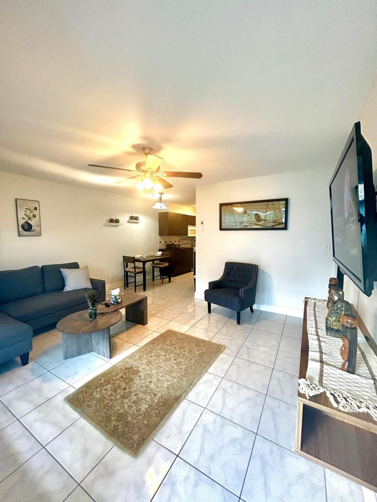 2 min walk to beach & free parking Lauderdale 21-2