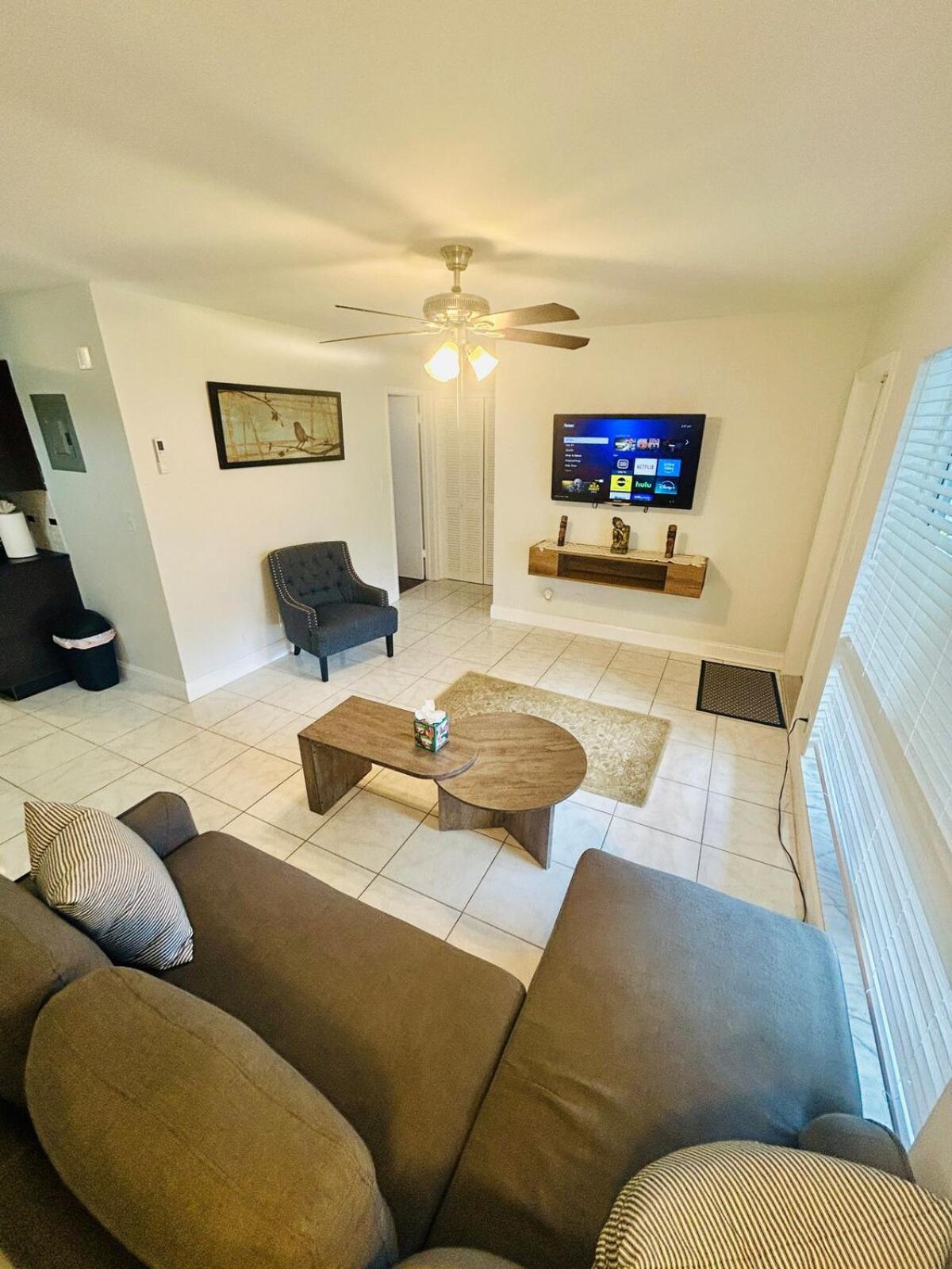 2 min walk to beach & free parking Lauderdale 21-2