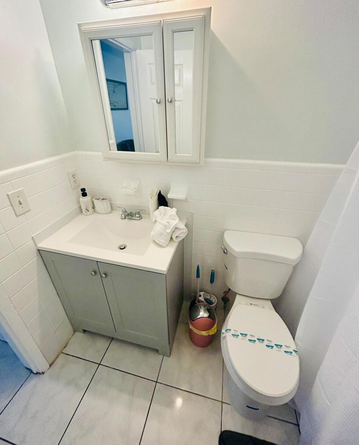2 min walk to beach & free parking Lauderdale 21-2