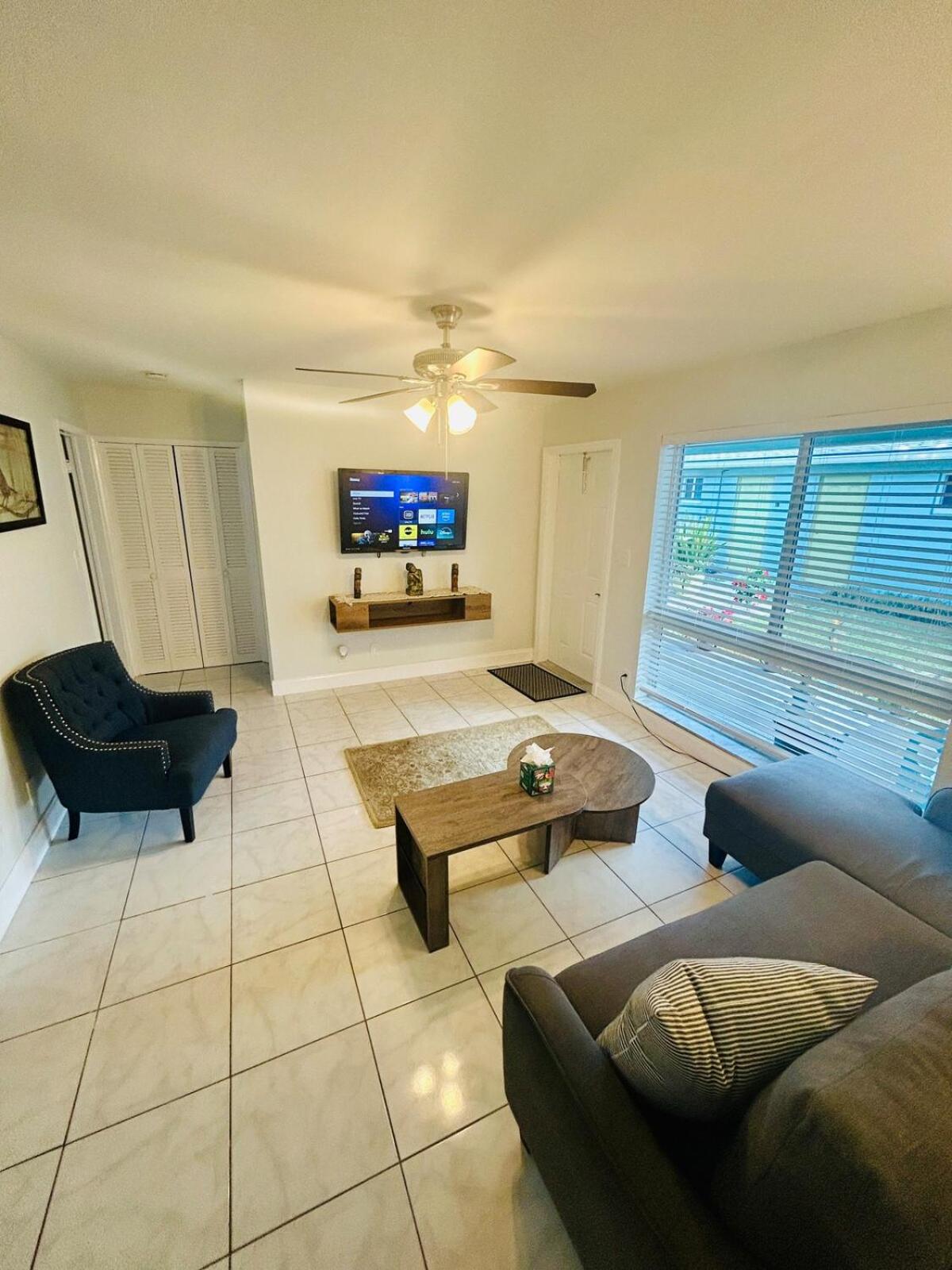 2 min walk to beach & free parking Lauderdale 21-2