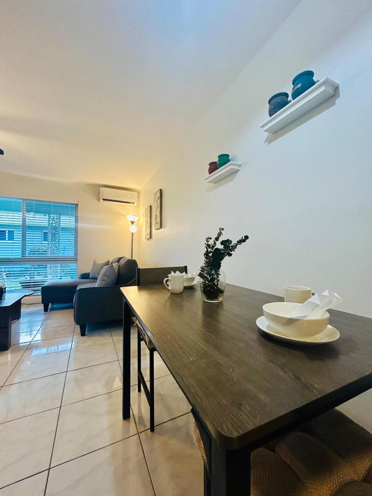 2 min walk to beach & free parking Lauderdale 21-2
