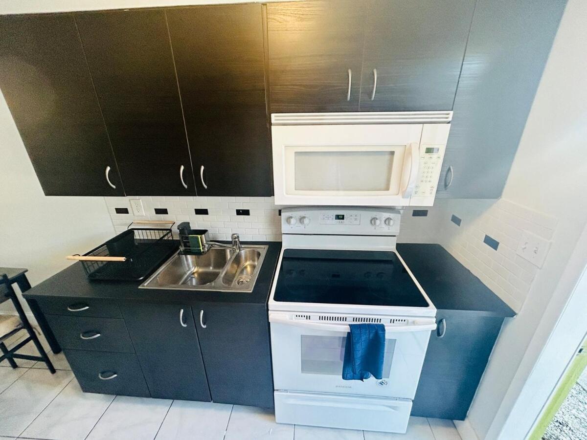 2 min walk to beach & free parking Lauderdale 21-2