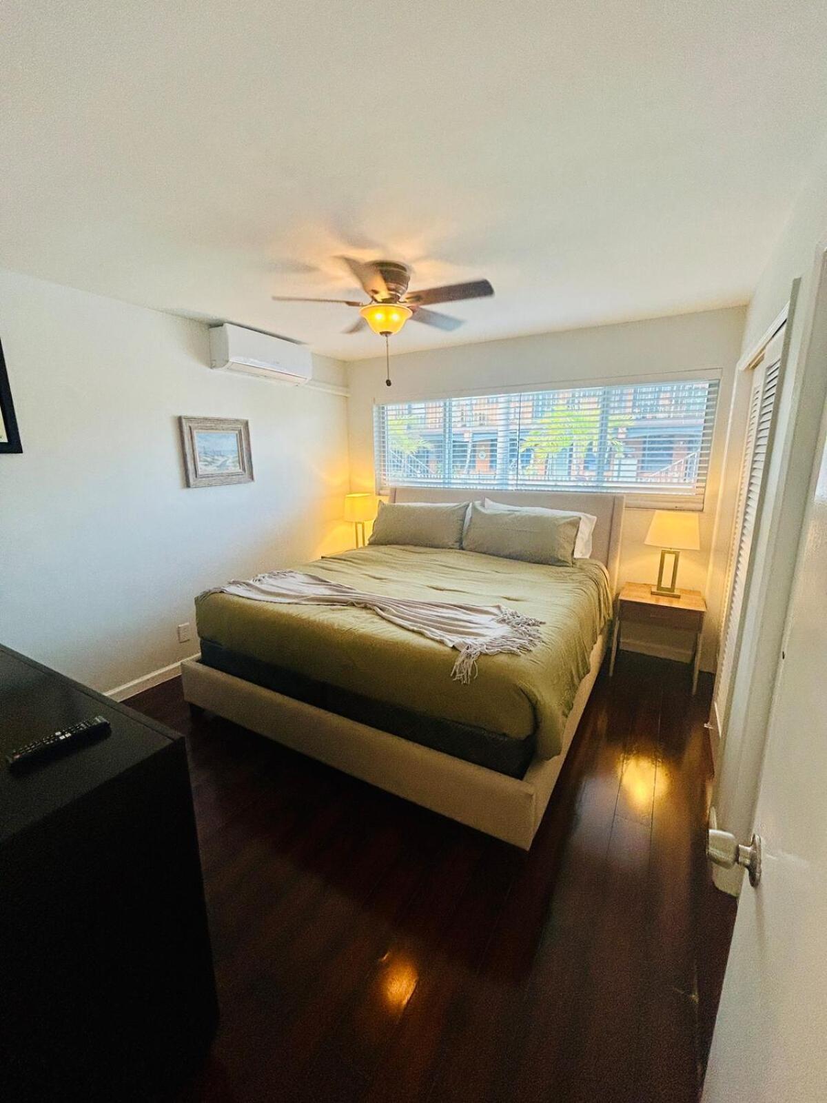 2 min walk to beach & free parking Lauderdale 21-2