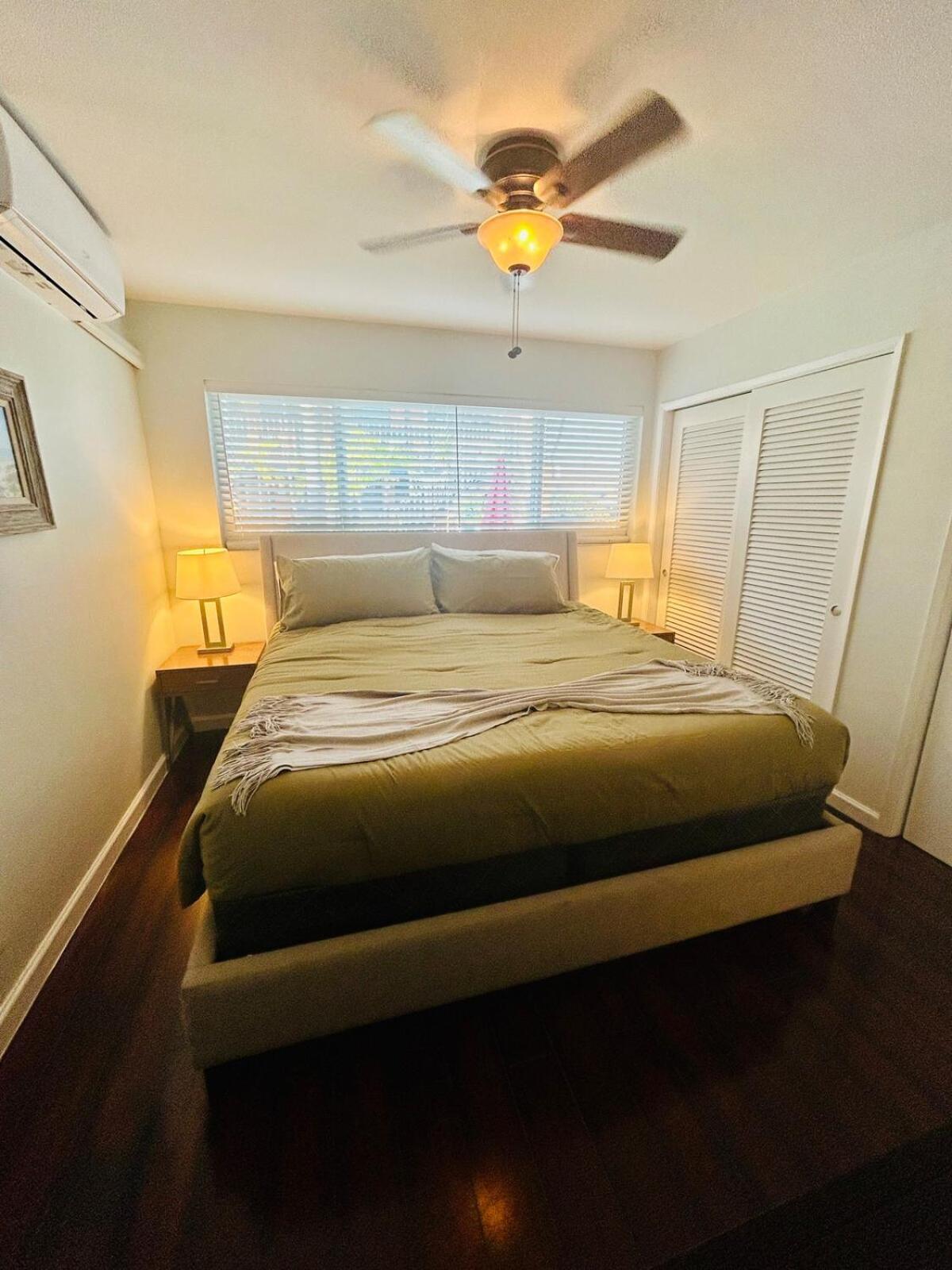 2 min walk to beach & free parking Lauderdale 21-2