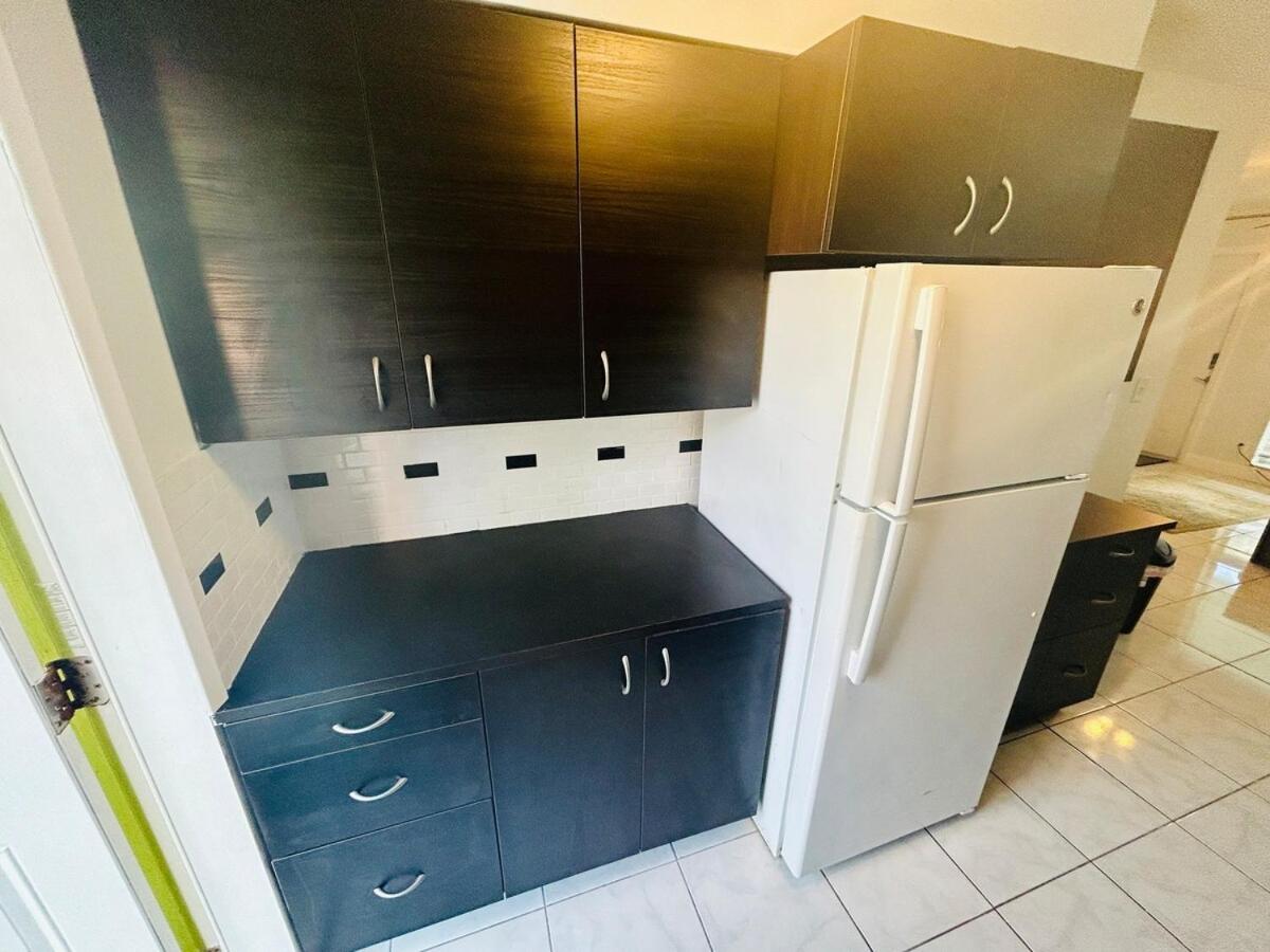 2 min walk to beach & free parking Lauderdale 21-2
