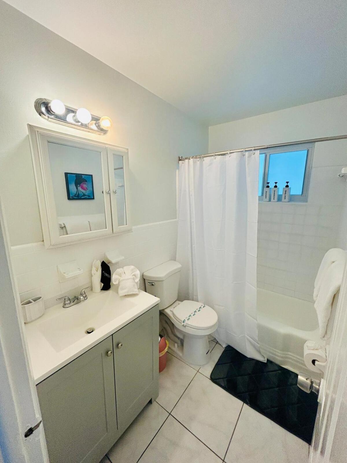 2 min walk to beach & free parking Lauderdale 21-2