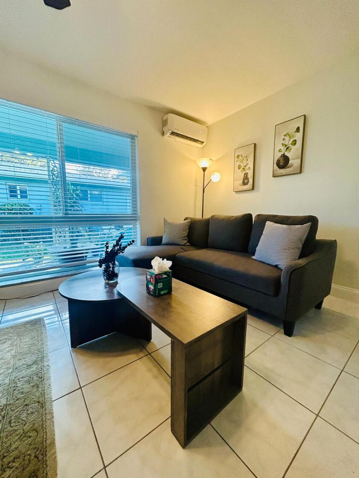 2 min walk to beach & free parking Lauderdale 21-2
