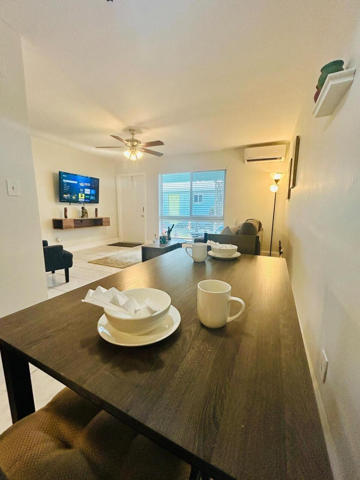2 min walk to beach & free parking Lauderdale 21-2