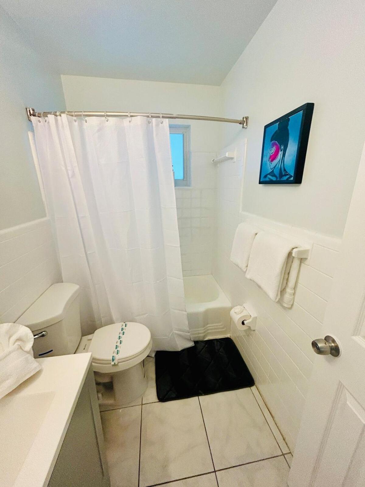 2 min walk to beach & free parking Lauderdale 21-2