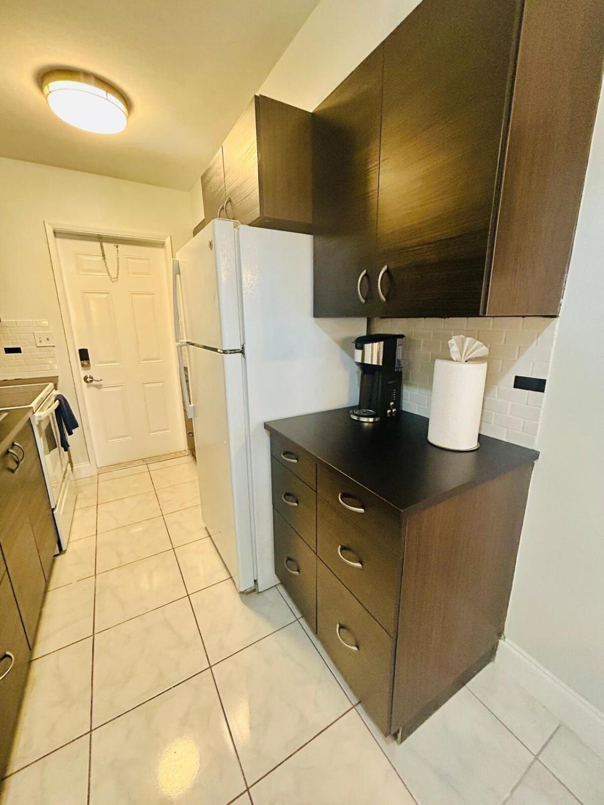 2 min walk to beach & free parking Lauderdale 21-2