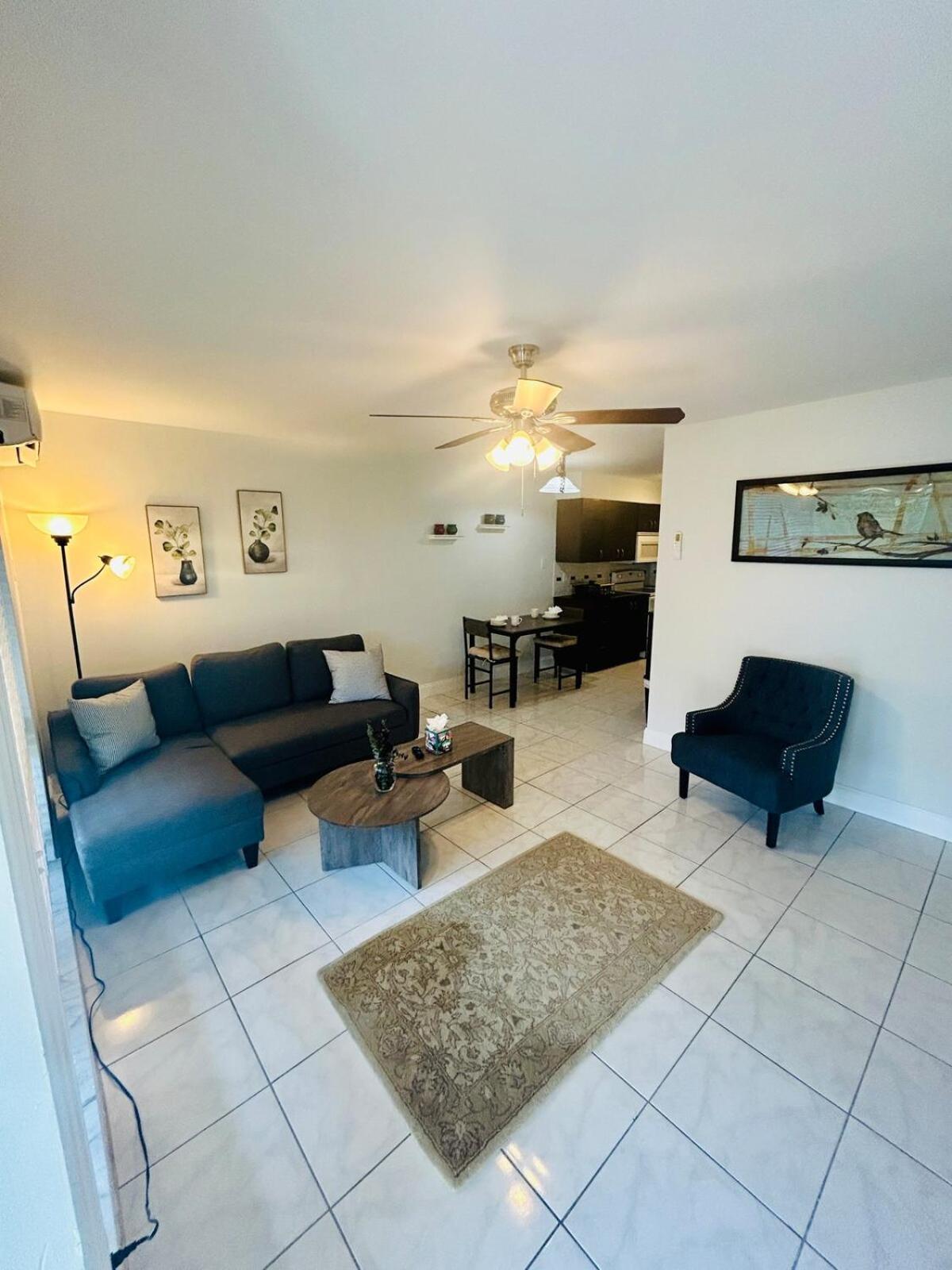 2 min walk to beach & free parking Lauderdale 21-2