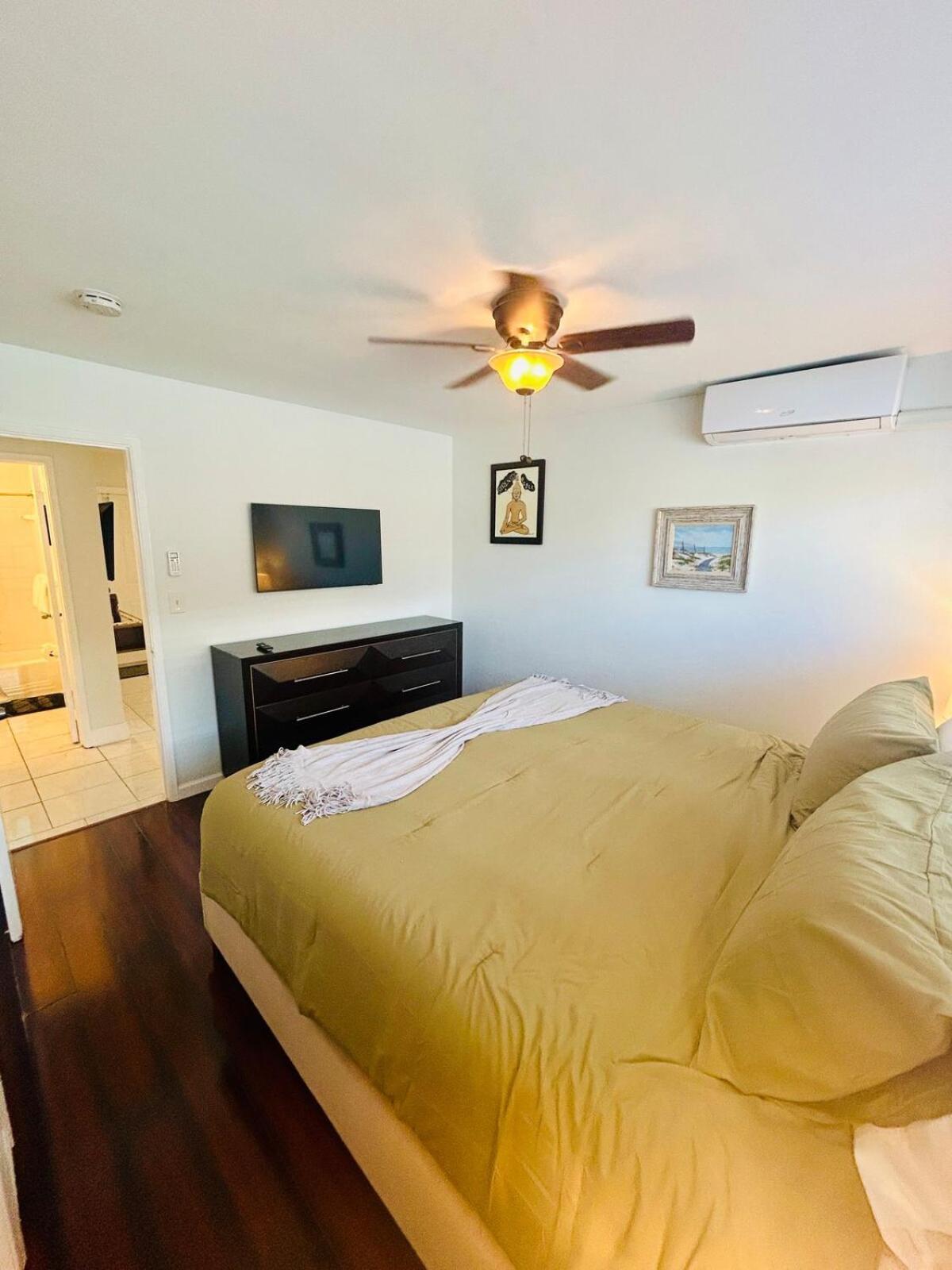 2 min walk to beach & free parking Lauderdale 21-2