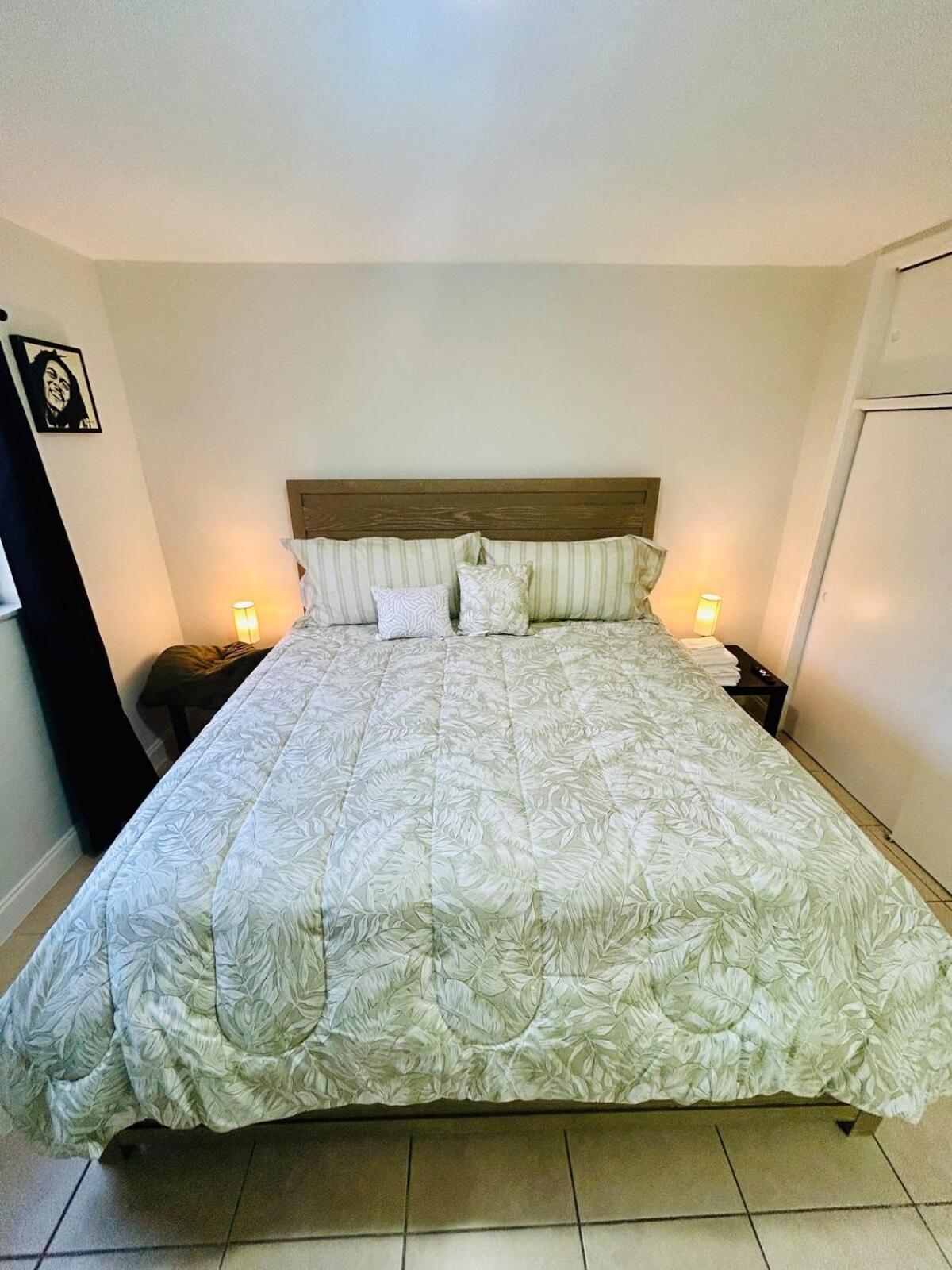 Apartment in Hollywood close to shops & beach 108