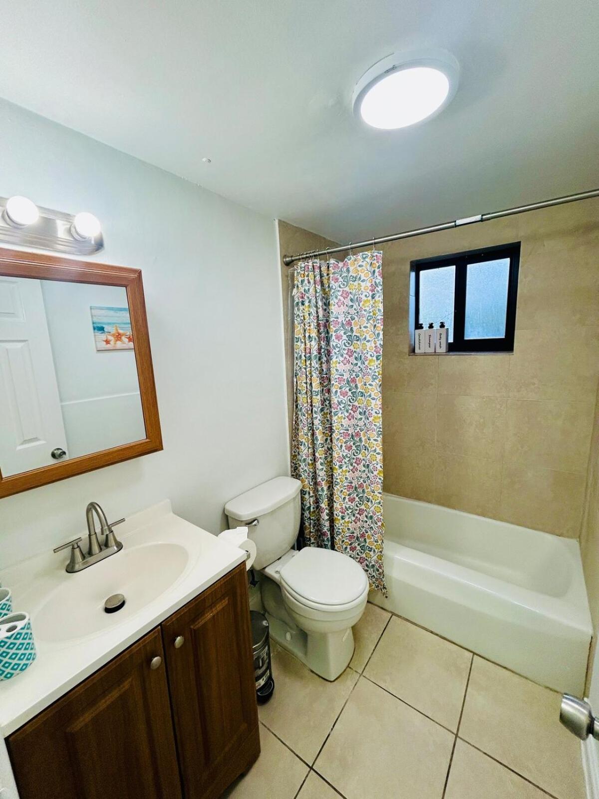 Apartment in Hollywood close to shops & beach 108