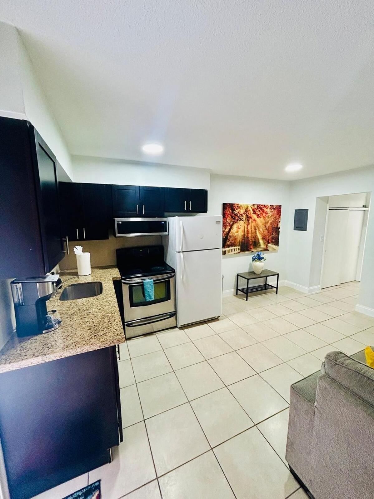 Apartment in Hollywood close to shops & beach 108