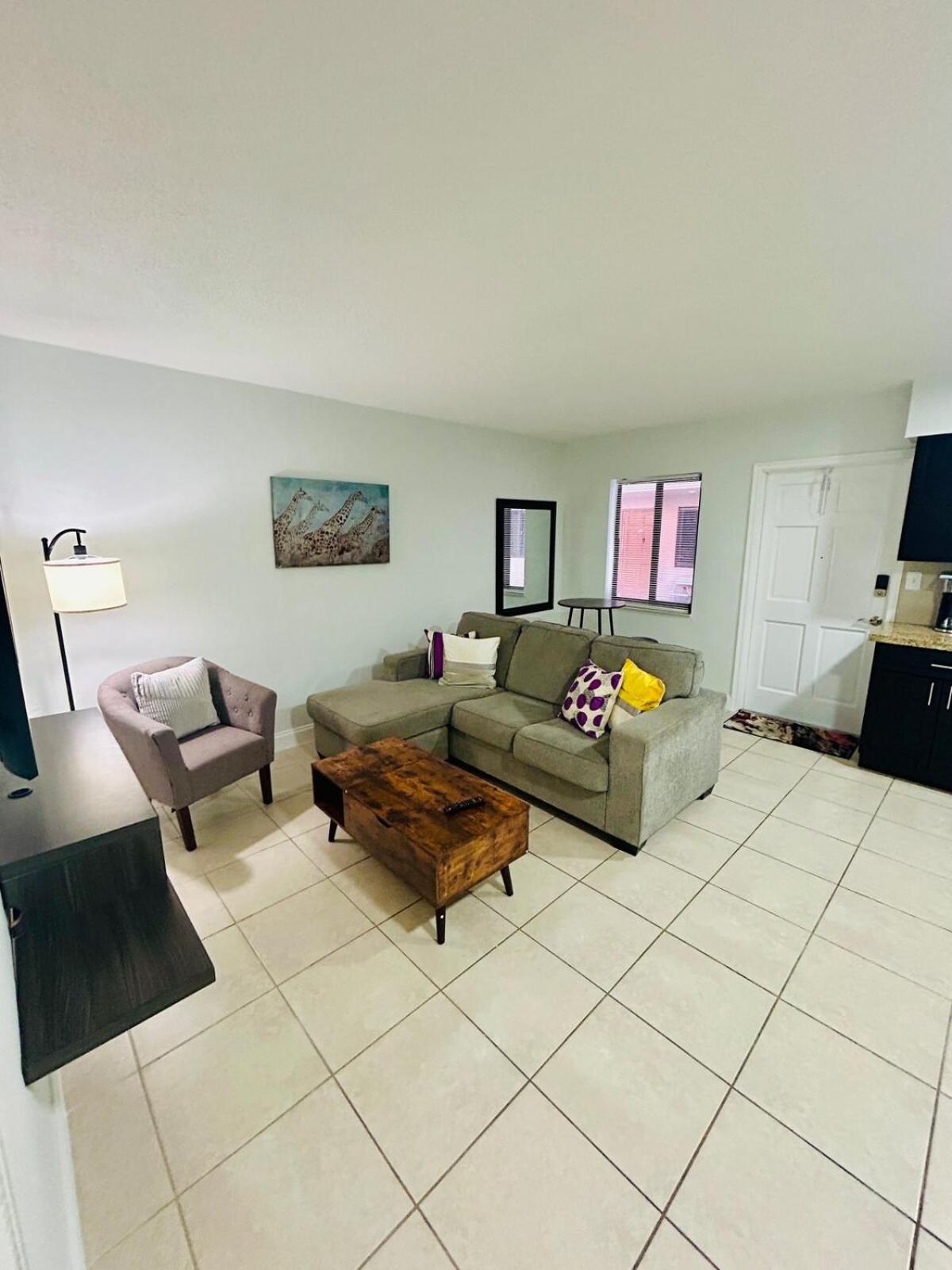 Apartment in Hollywood close to shops & beach 108
