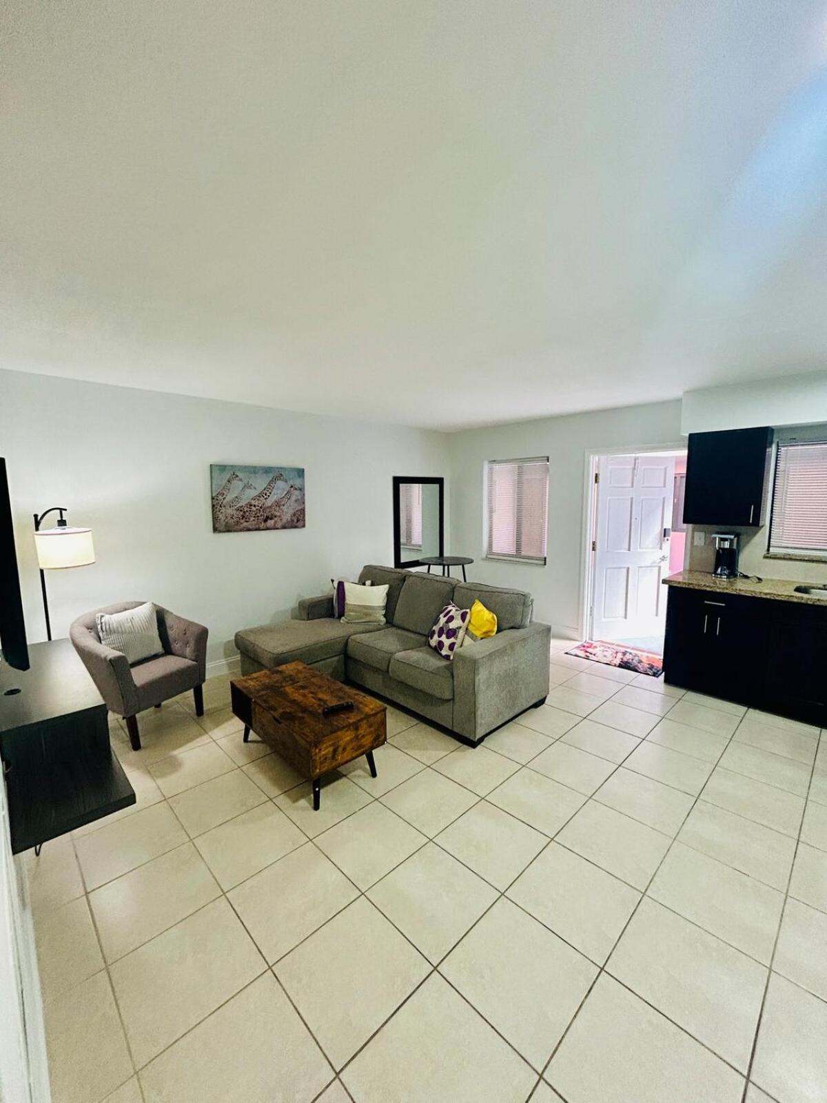 Apartment in Hollywood close to shops & beach 108