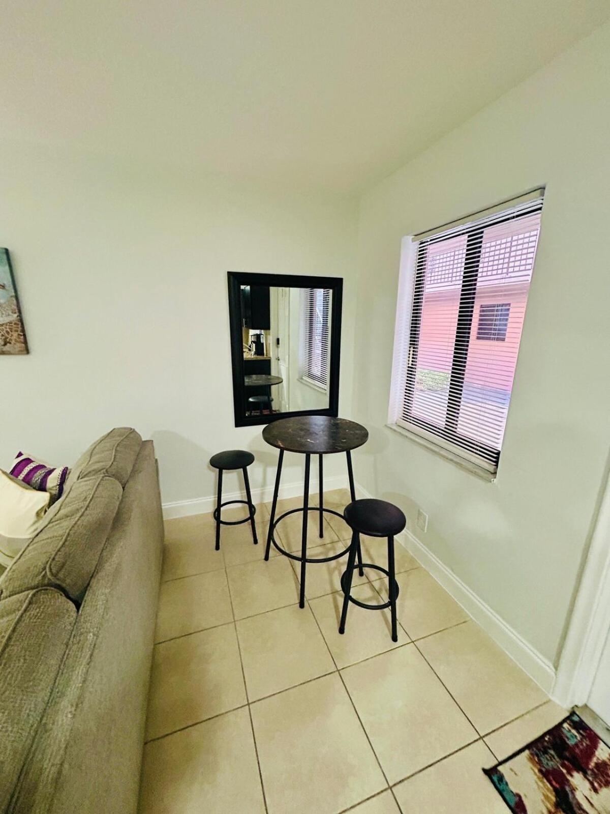Apartment in Hollywood close to shops & beach 108