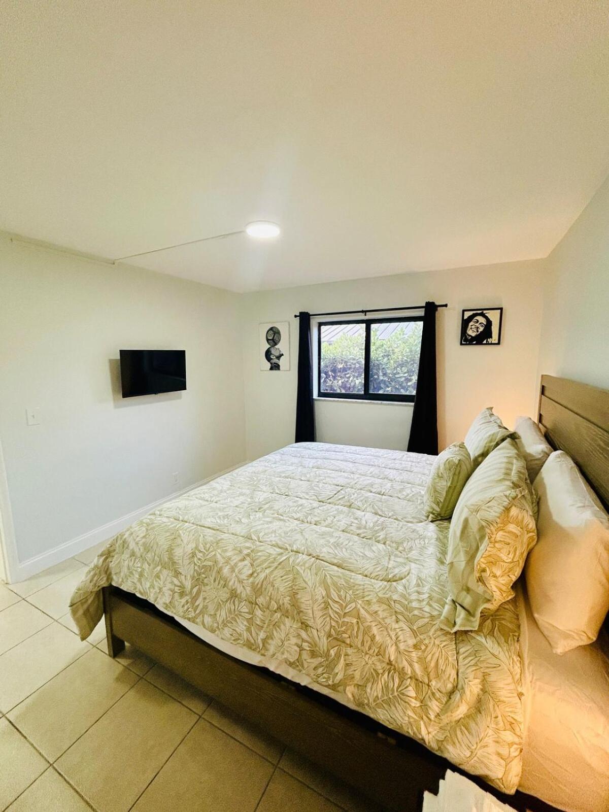 Apartment in Hollywood close to shops & beach 108