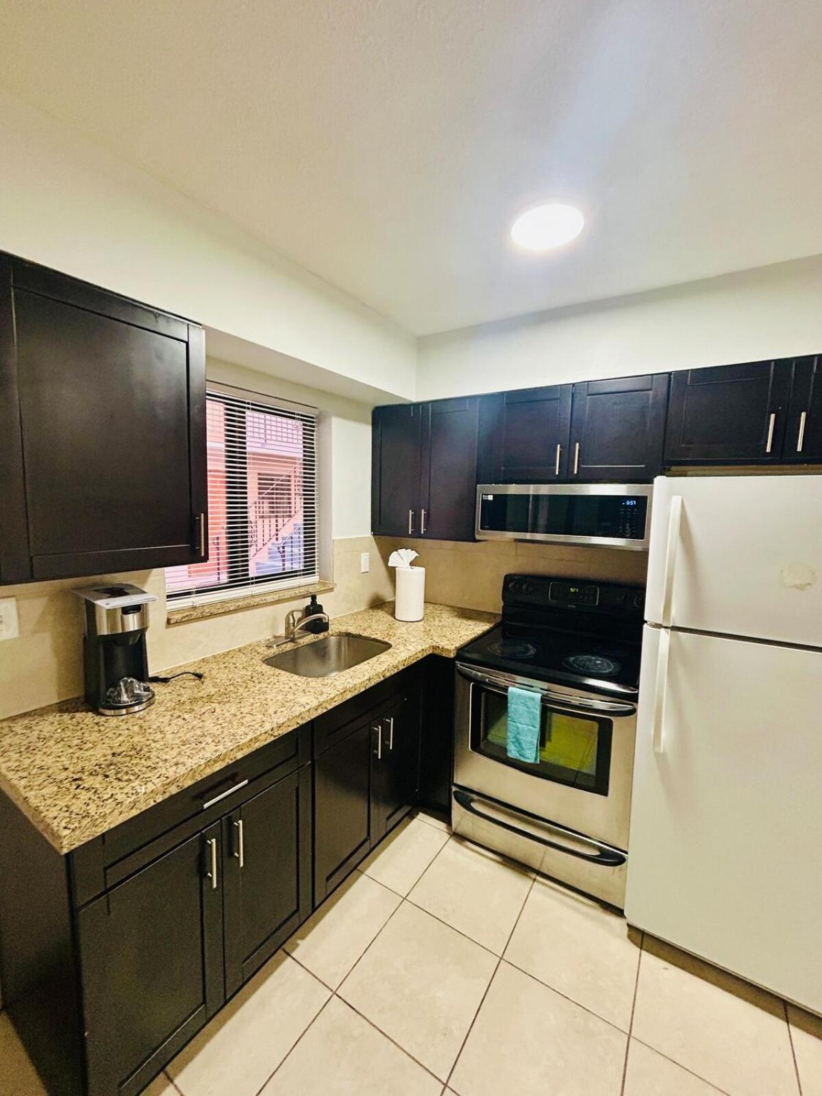 Apartment in Hollywood close to shops & beach 108
