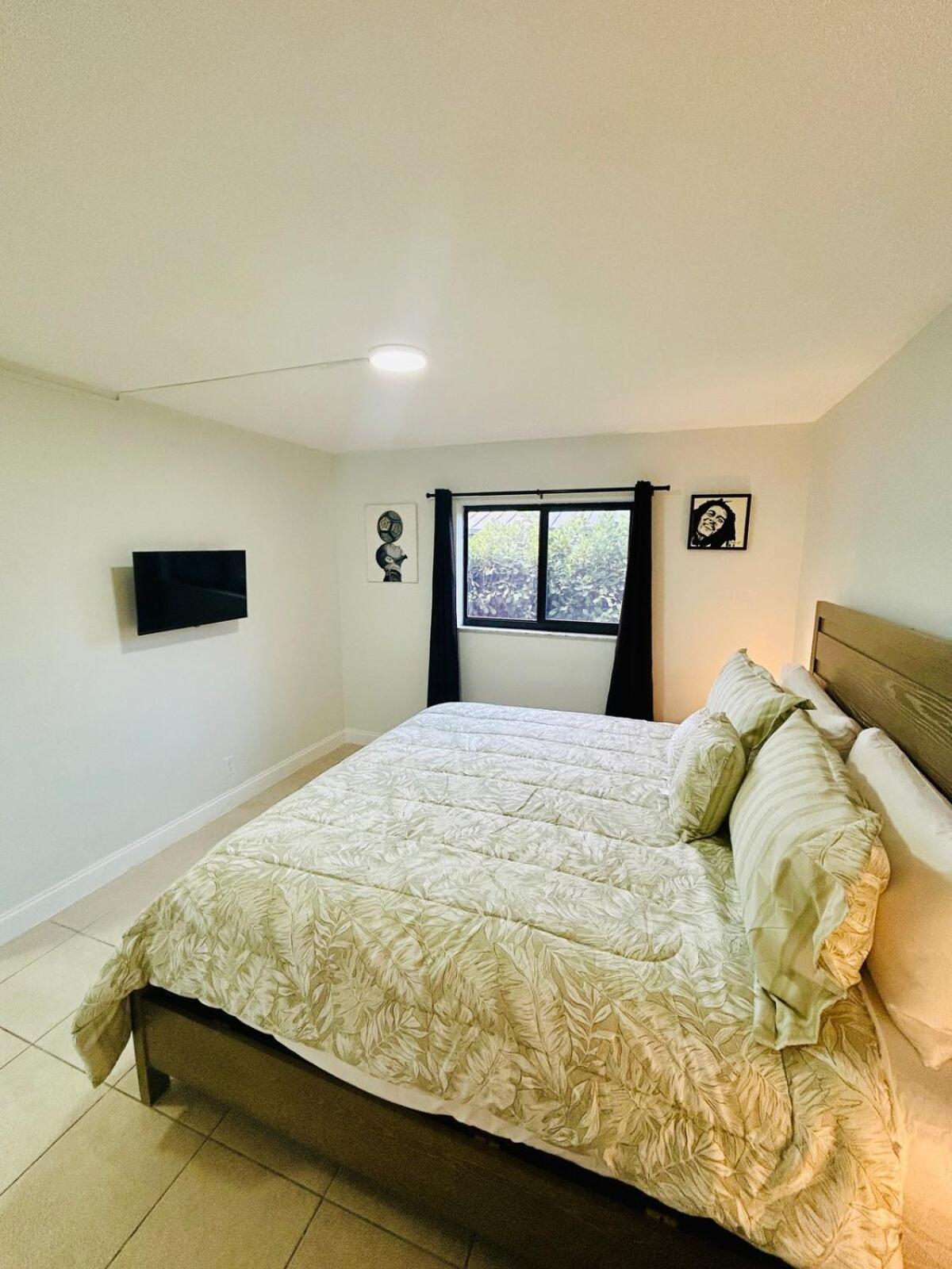 Apartment in Hollywood close to shops & beach 108