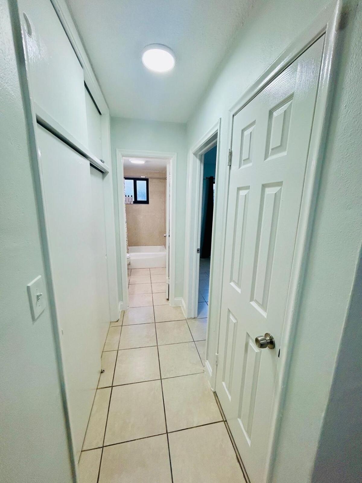Apartment in Hollywood close to shops & beach 108
