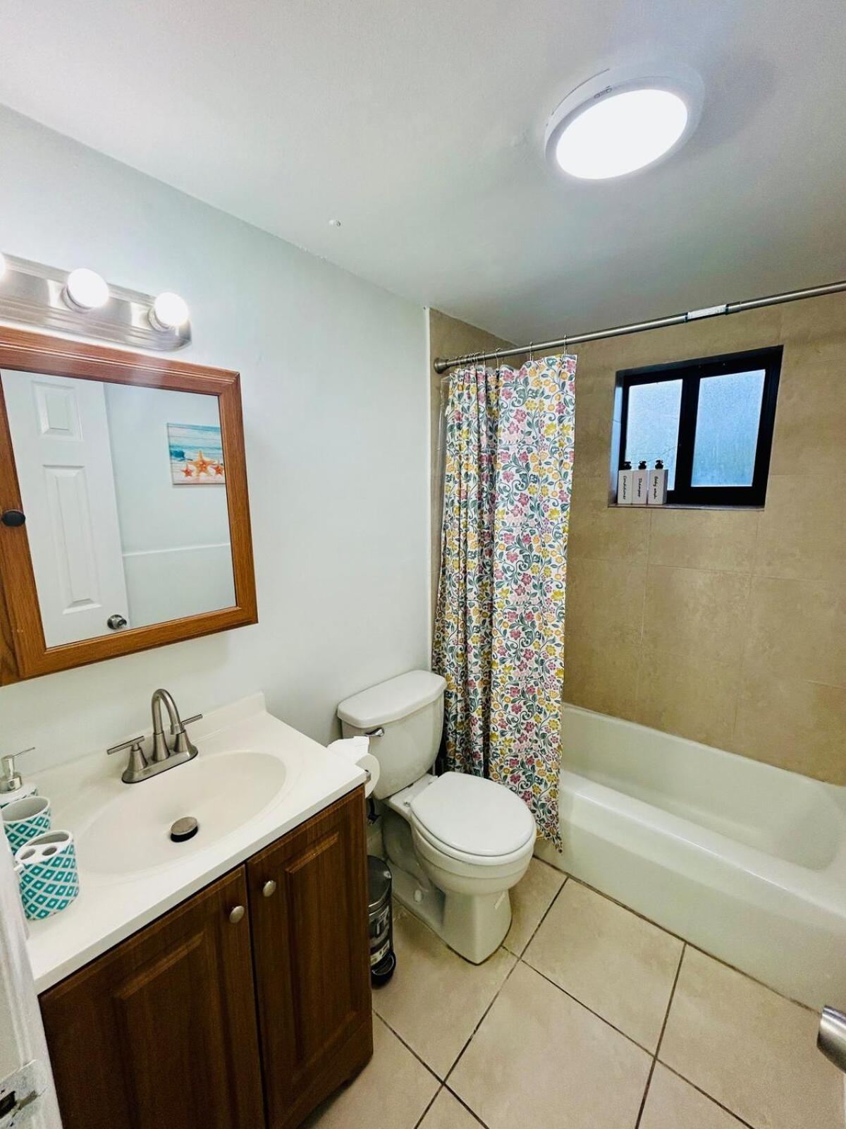Apartment in Hollywood close to shops & beach 108
