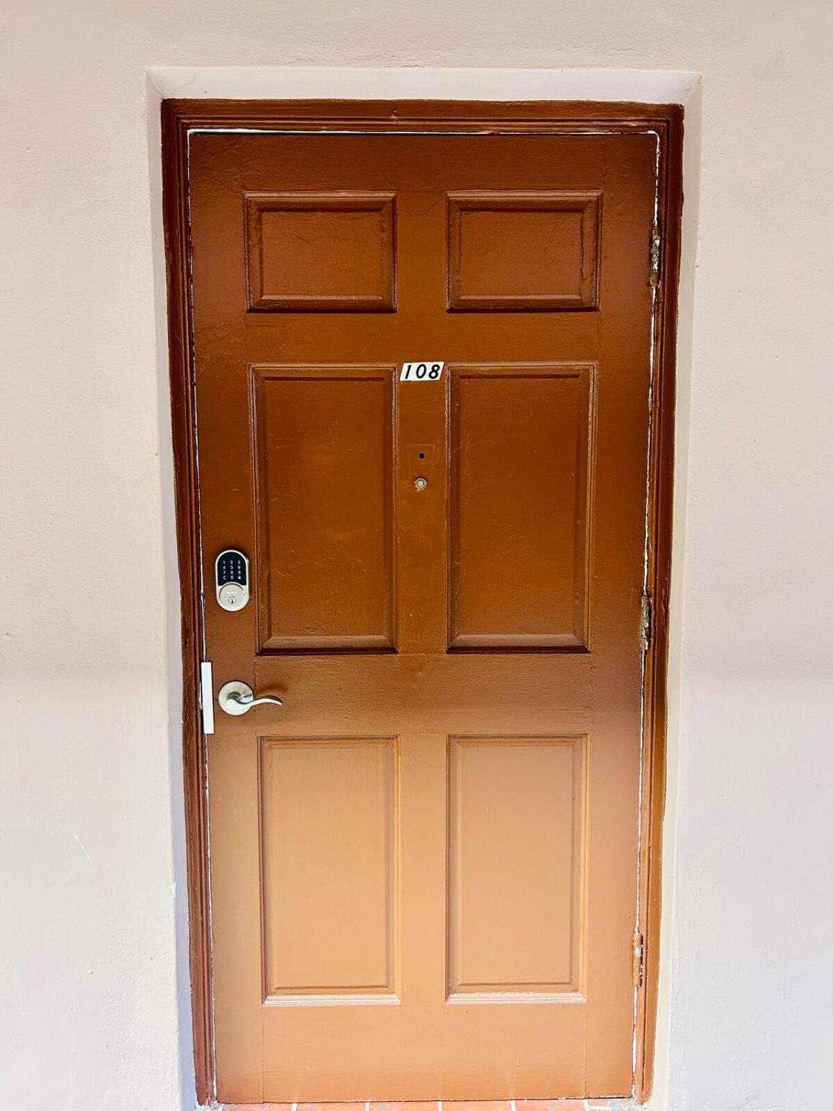Apartment in Hollywood close to shops & beach 108