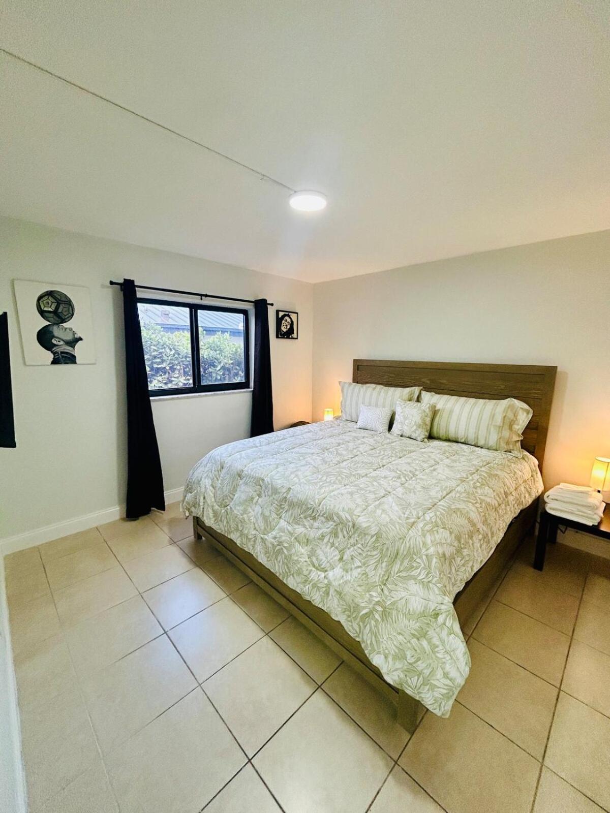 Apartment in Hollywood close to shops & beach 108