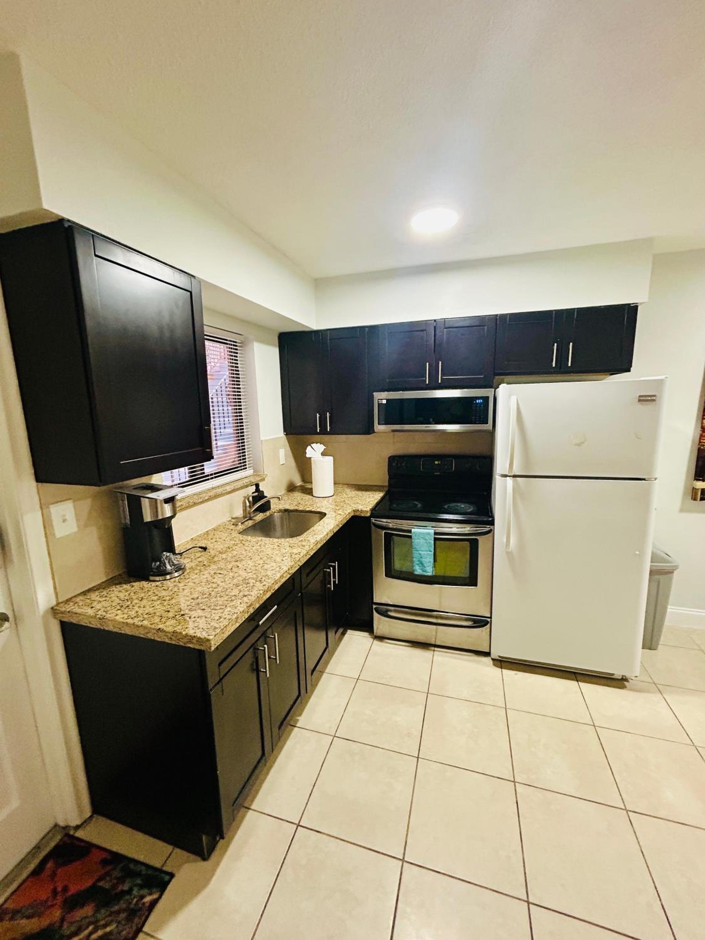 Apartment in Hollywood close to shops & beach 108