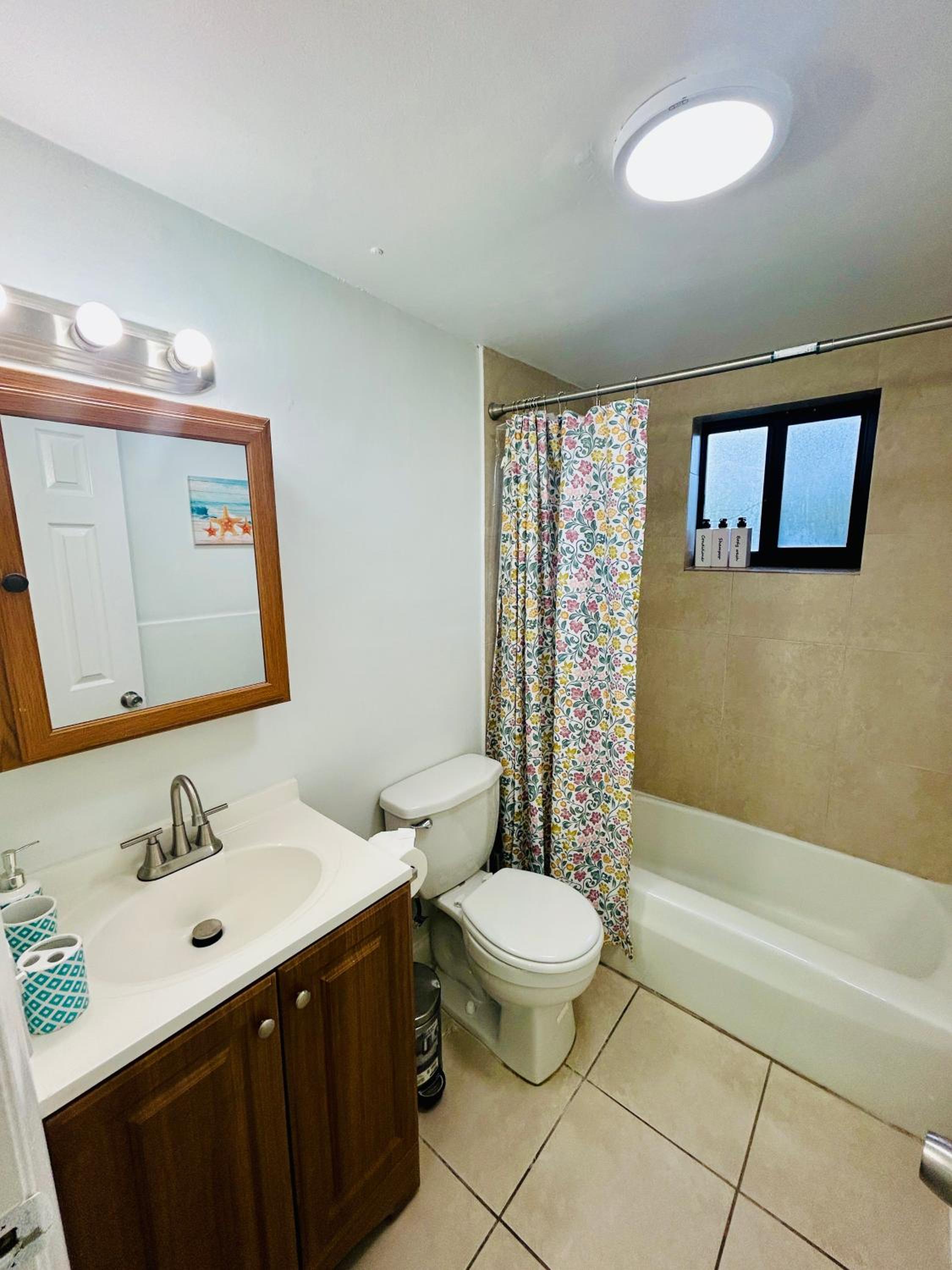 Apartment in Hollywood close to shops & beach 108