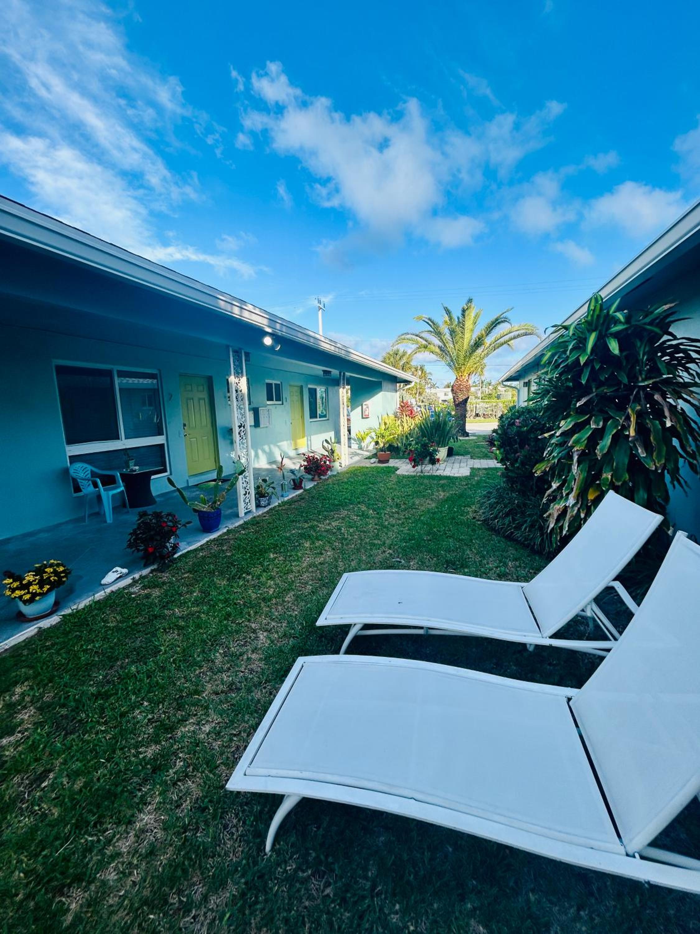2 min walk to beach & free parking Lauderdale 21-2