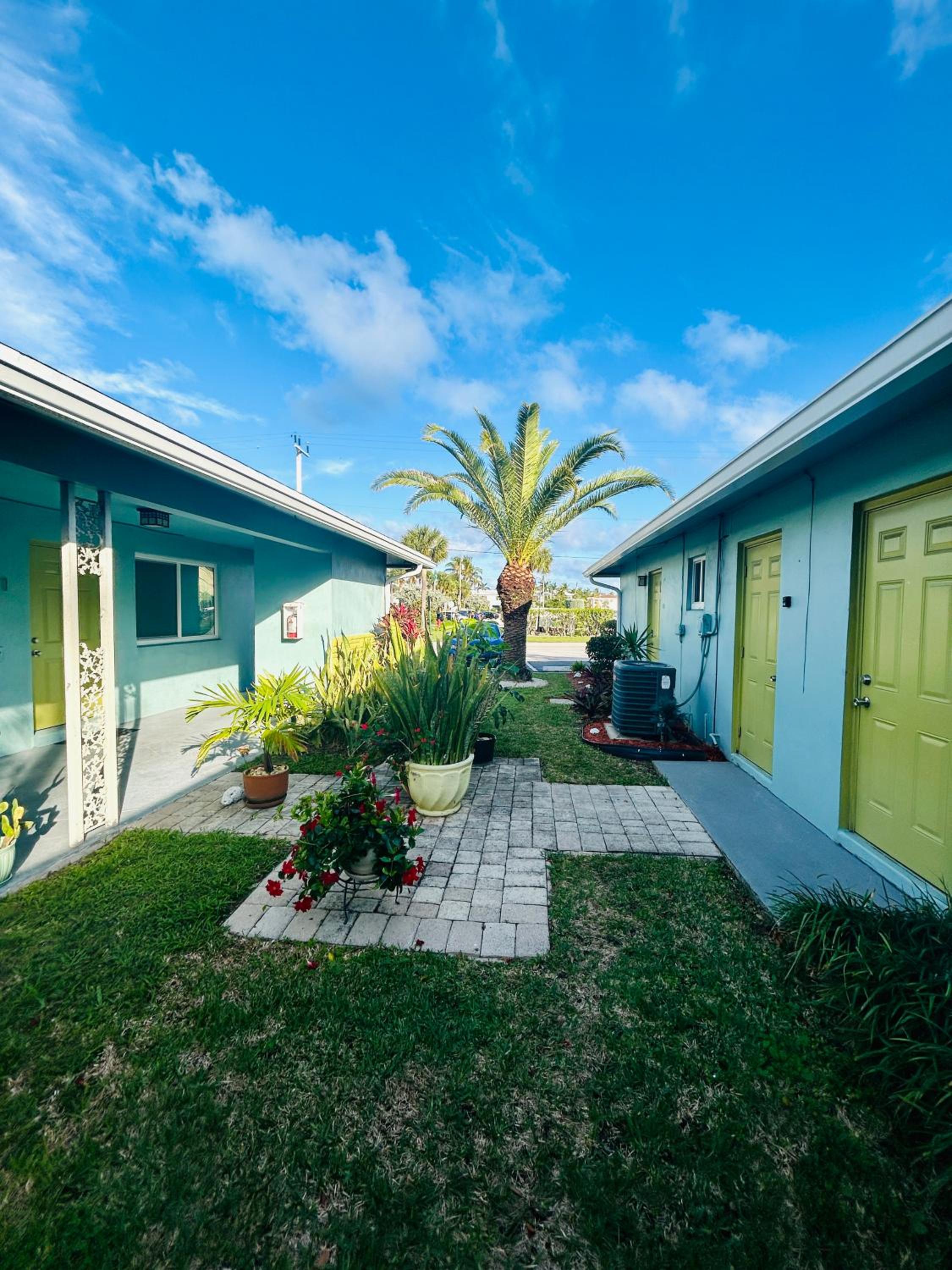2 min walk to beach & free parking Lauderdale 21-2
