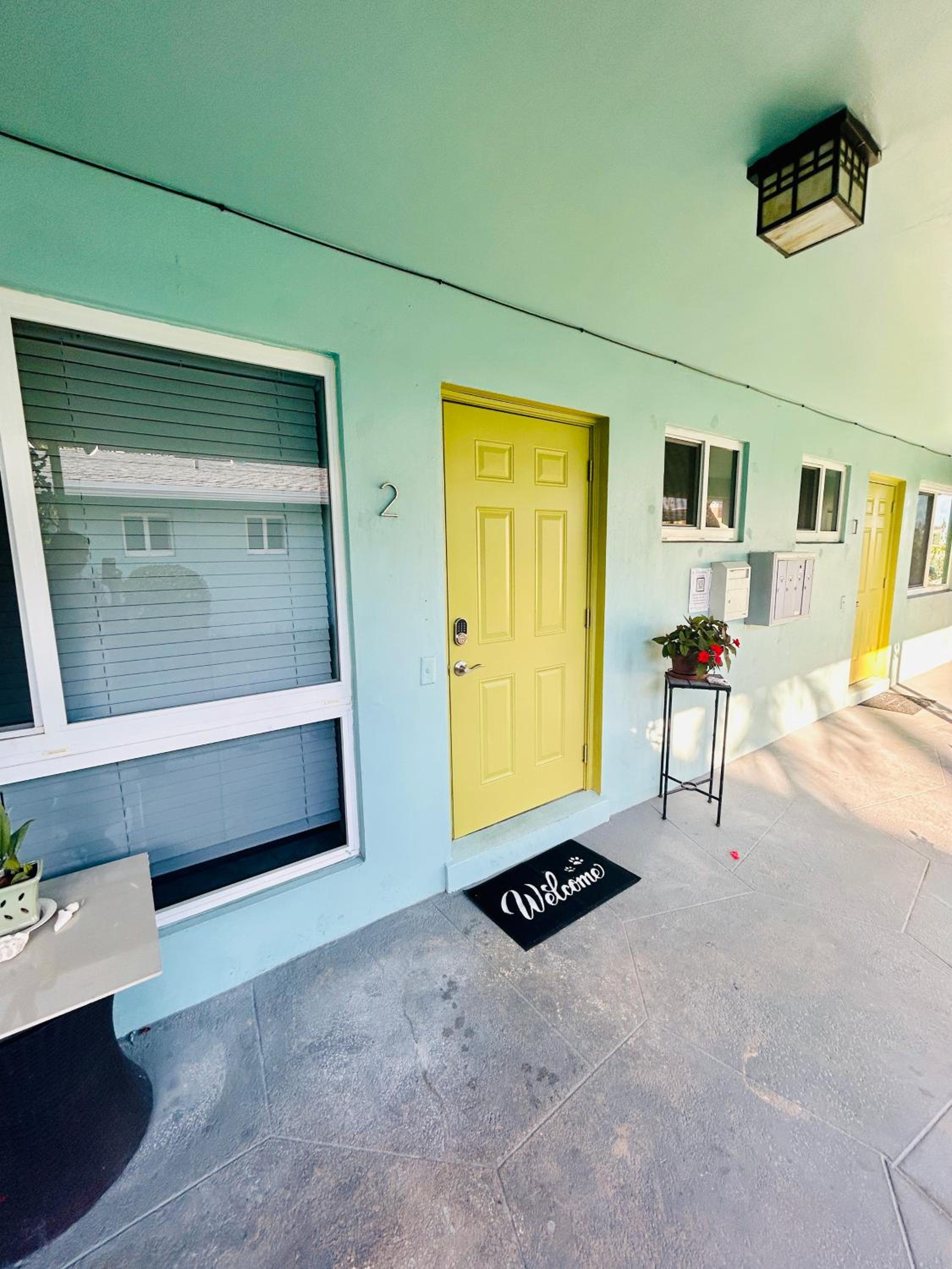 2 min walk to beach & free parking Lauderdale 21-2