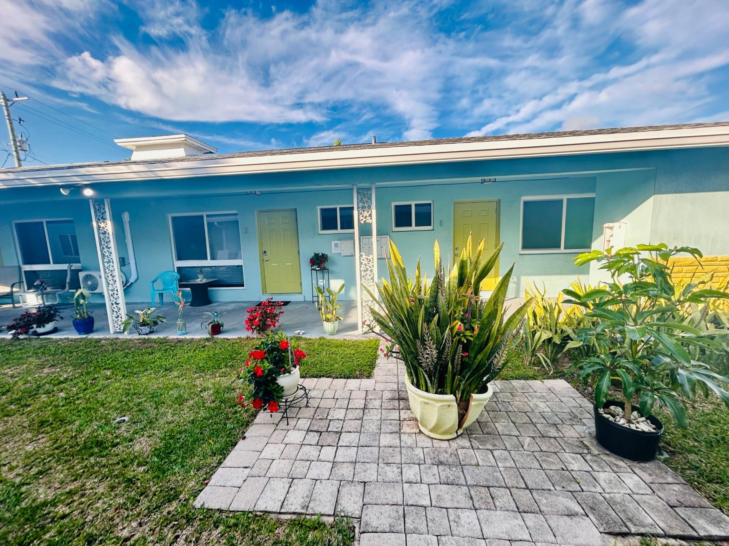 2 min walk to beach & free parking Lauderdale 21-2