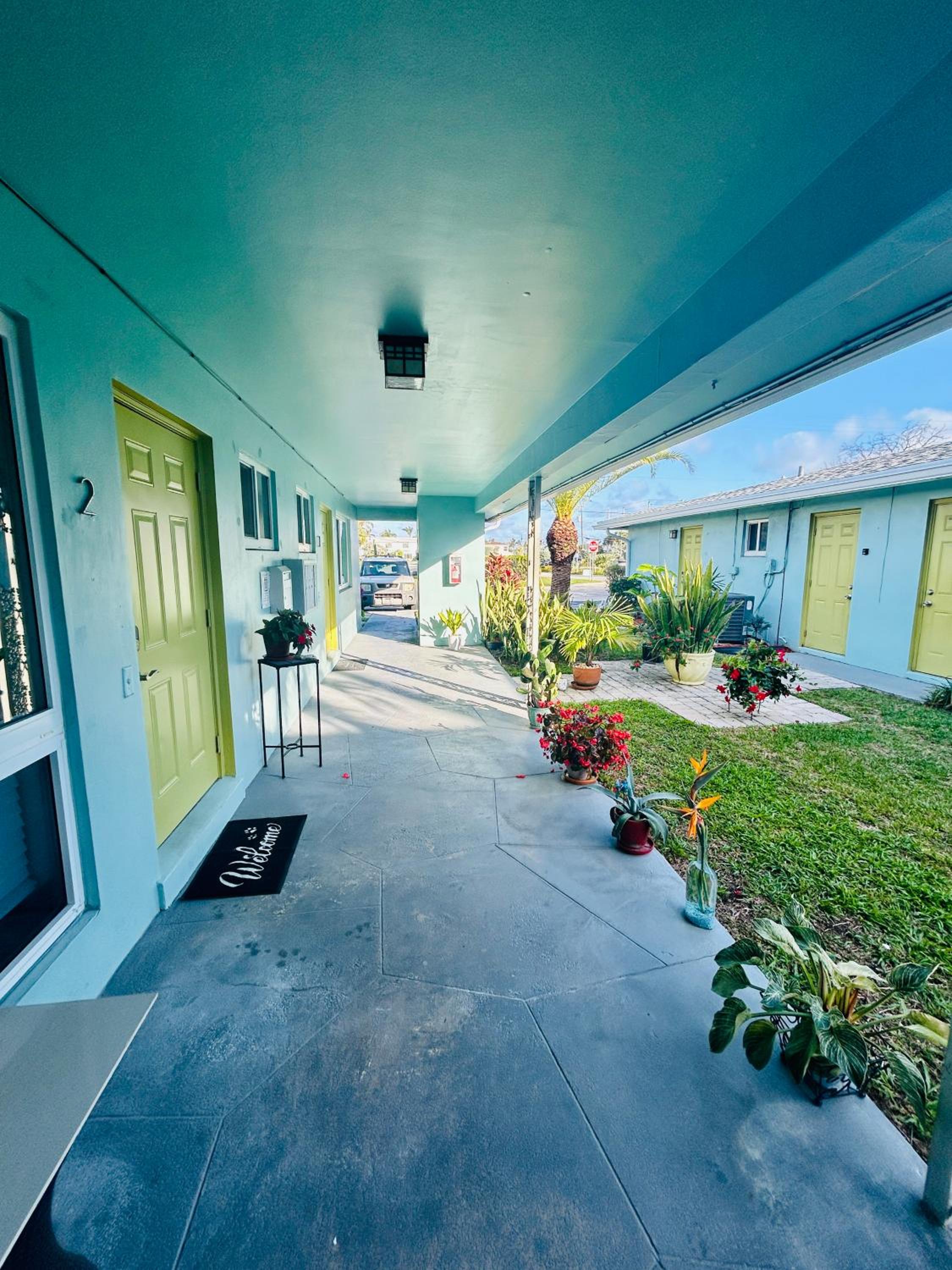2 min walk to beach & free parking Lauderdale 21-2