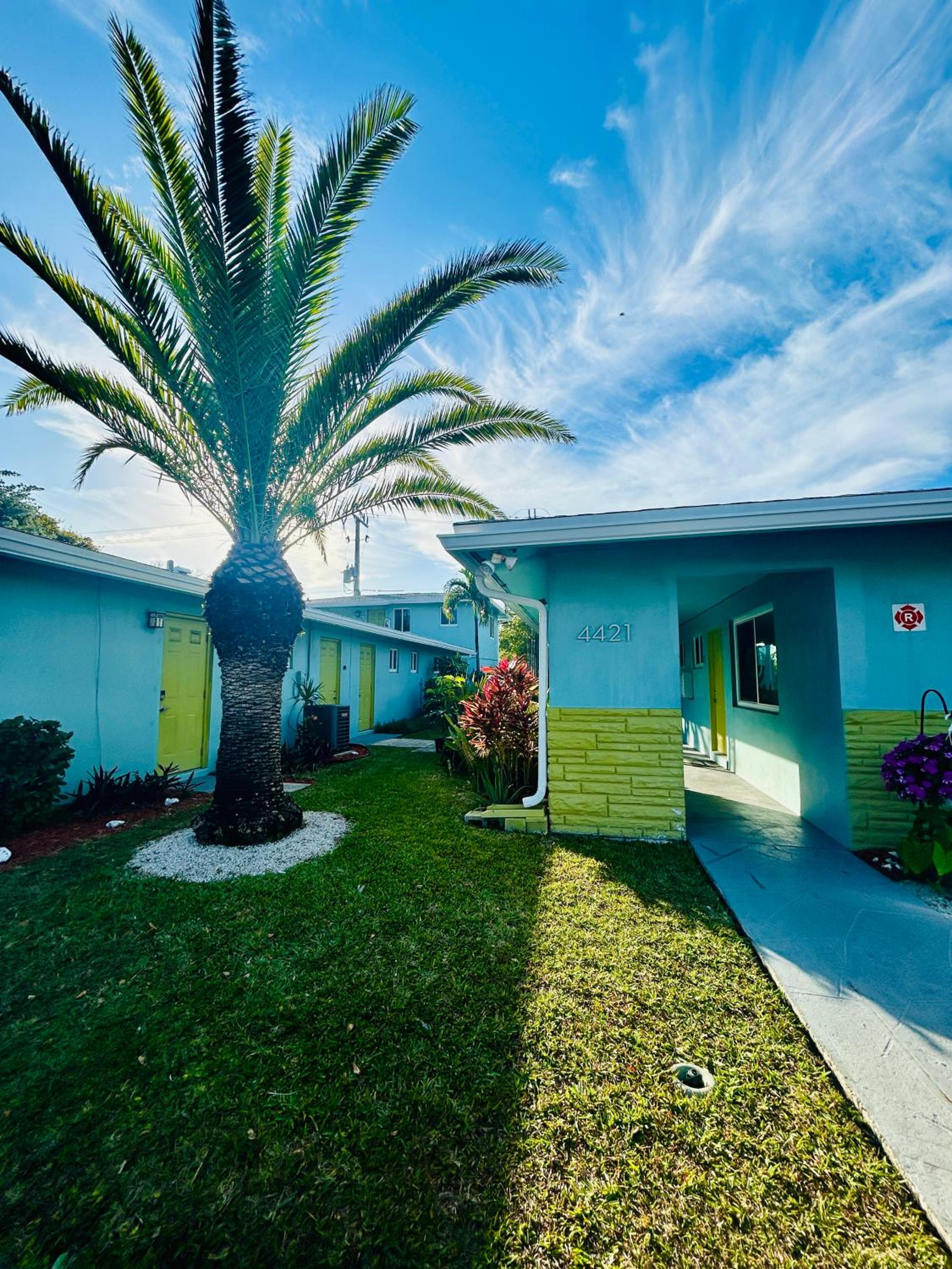 2 min walk to beach & free parking Lauderdale 21-2