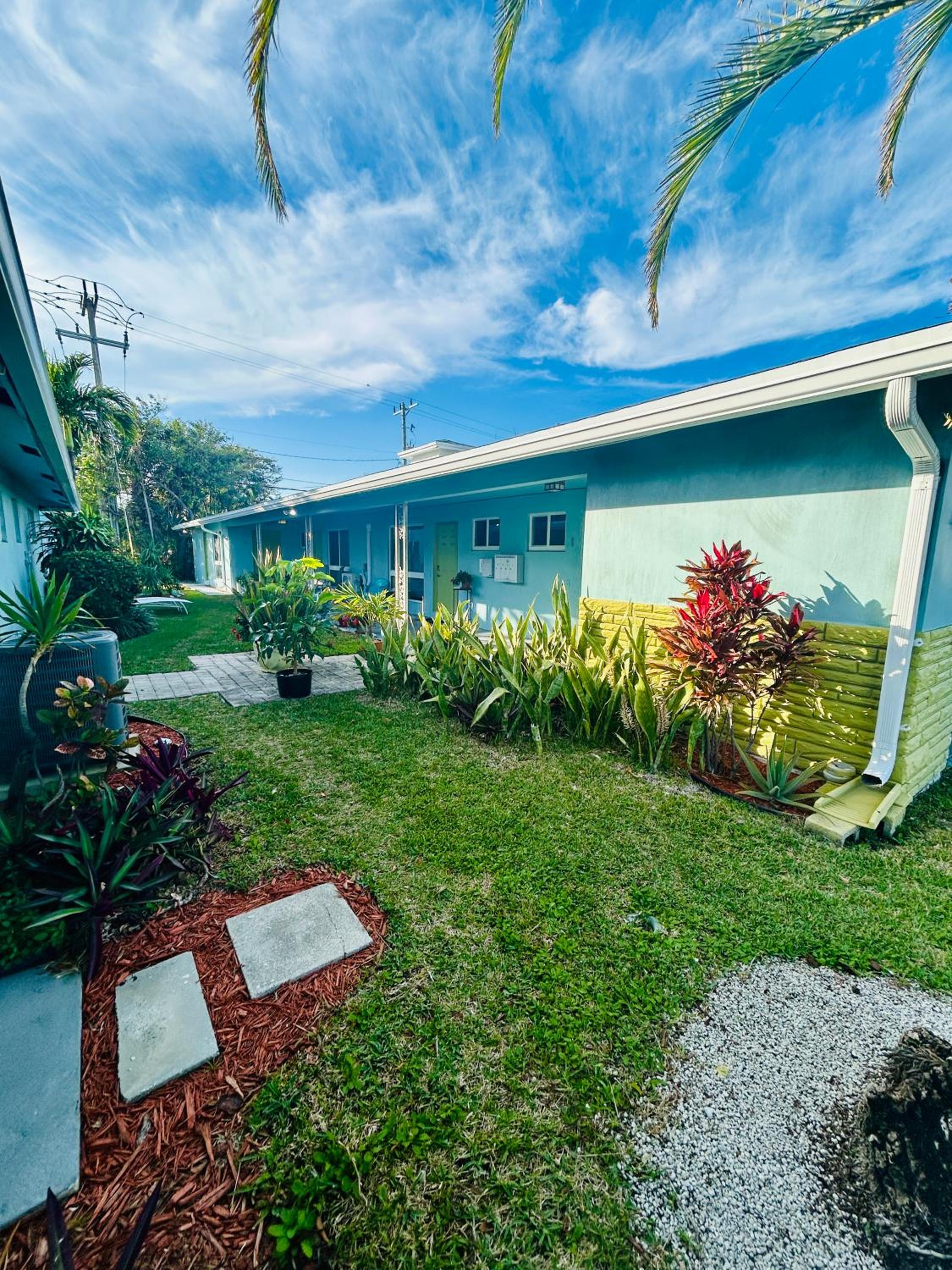 2 min walk to beach & free parking Lauderdale 21-2