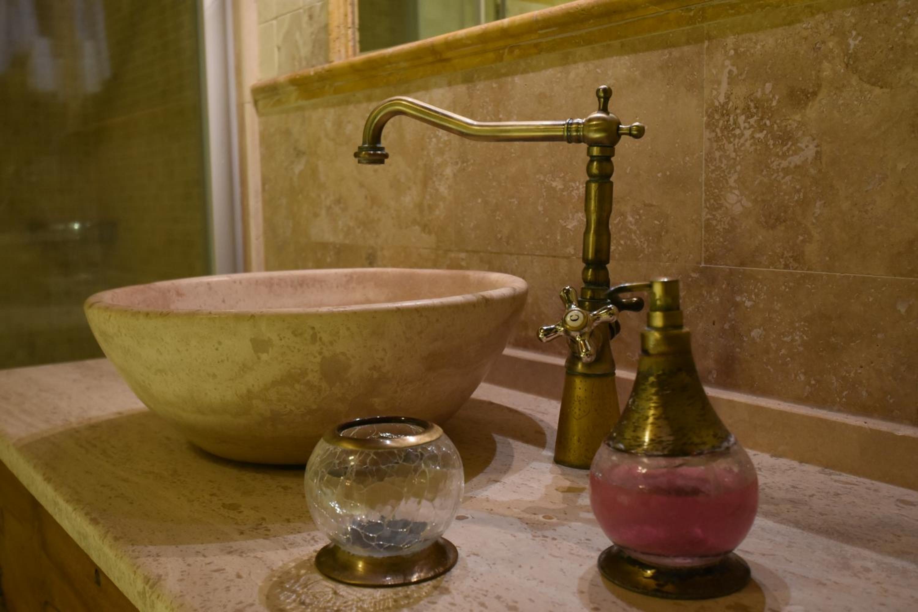 Harman Cave Hotel - Image 26