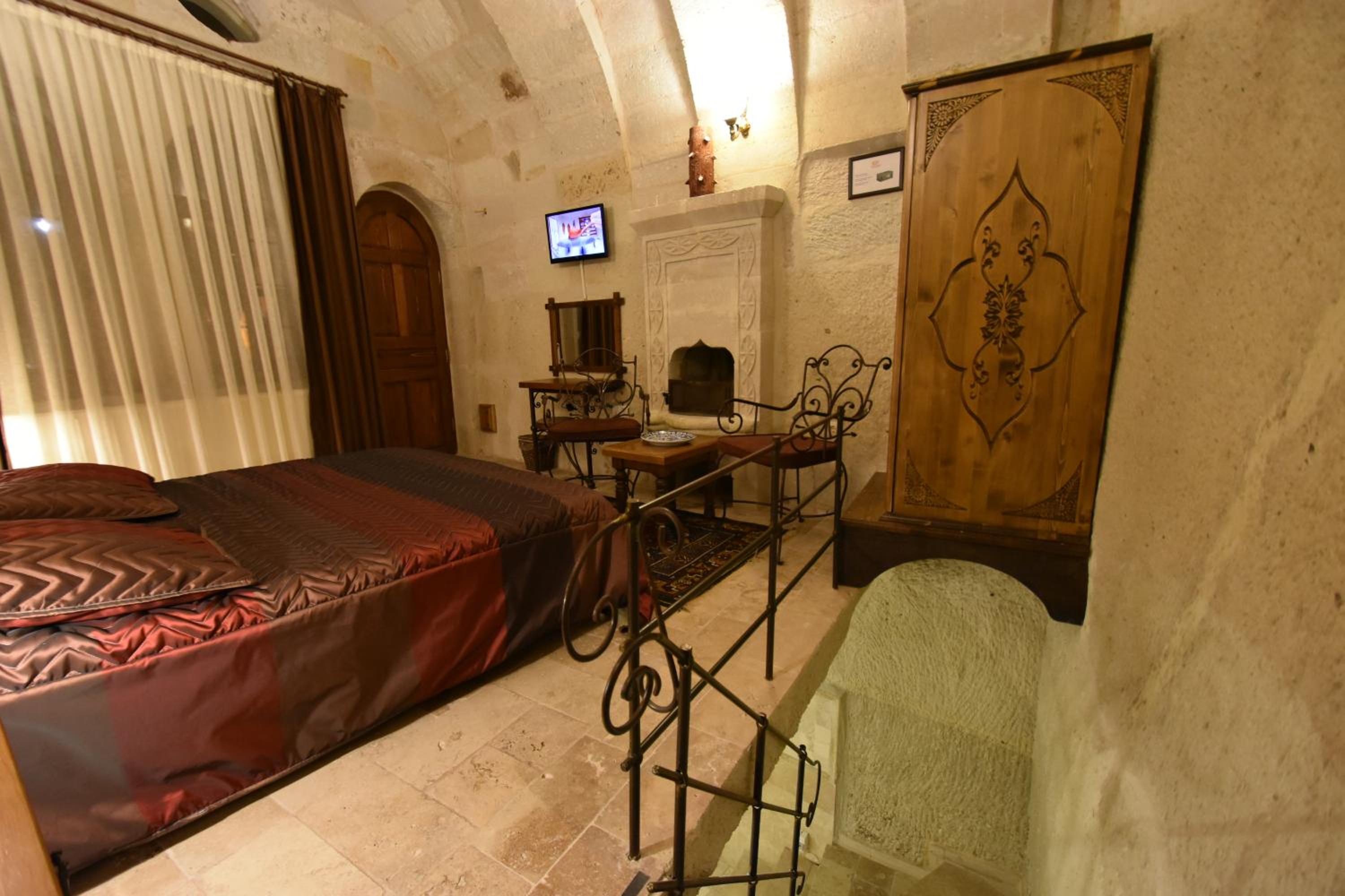 Harman Cave Hotel - Image 27