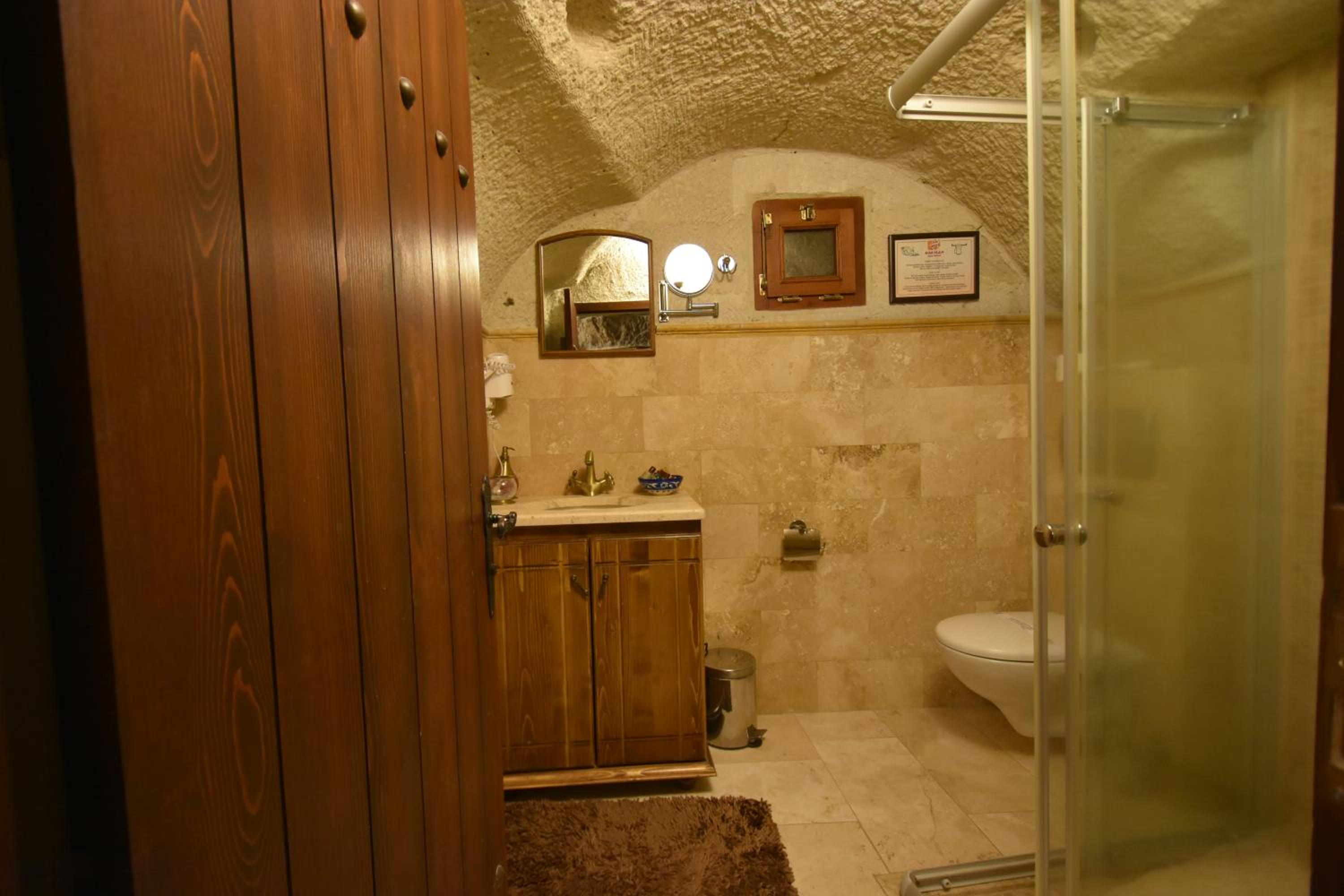 Harman Cave Hotel - Image 30