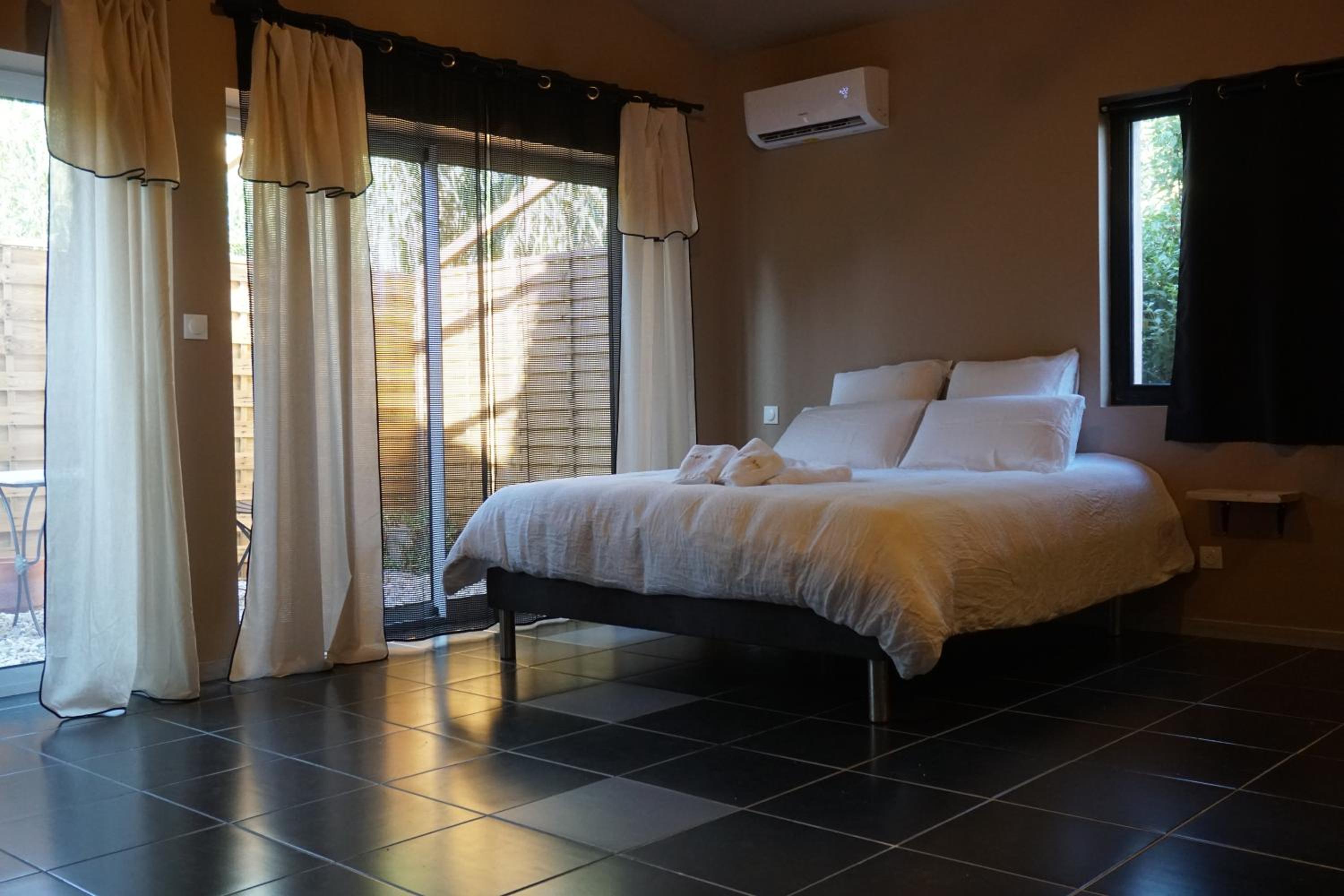 Chambre de charme indépendante Alba avec baignoire îlot - Domaine Astra, Grans
