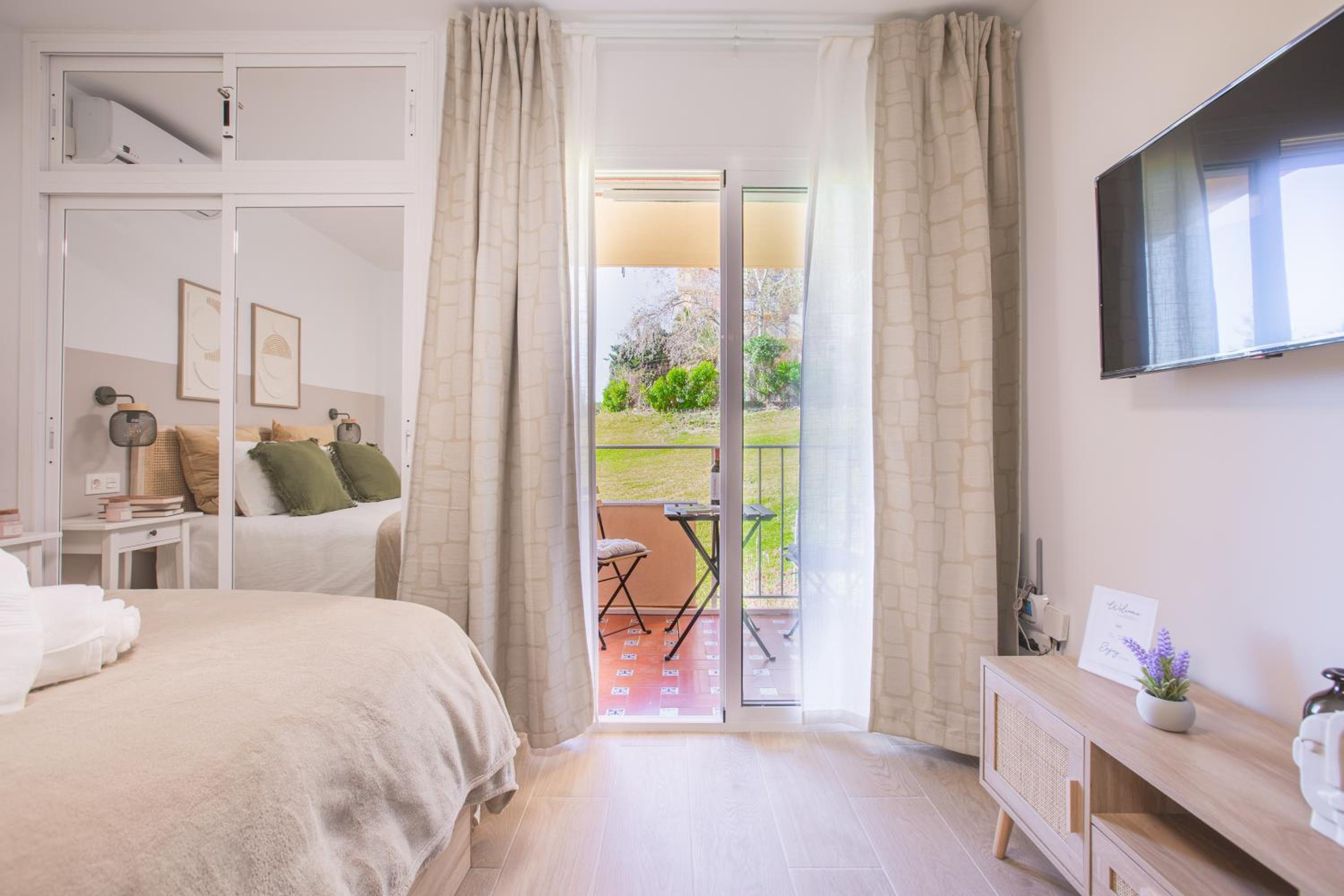 OceanBlue Suite Studio - Piscina
