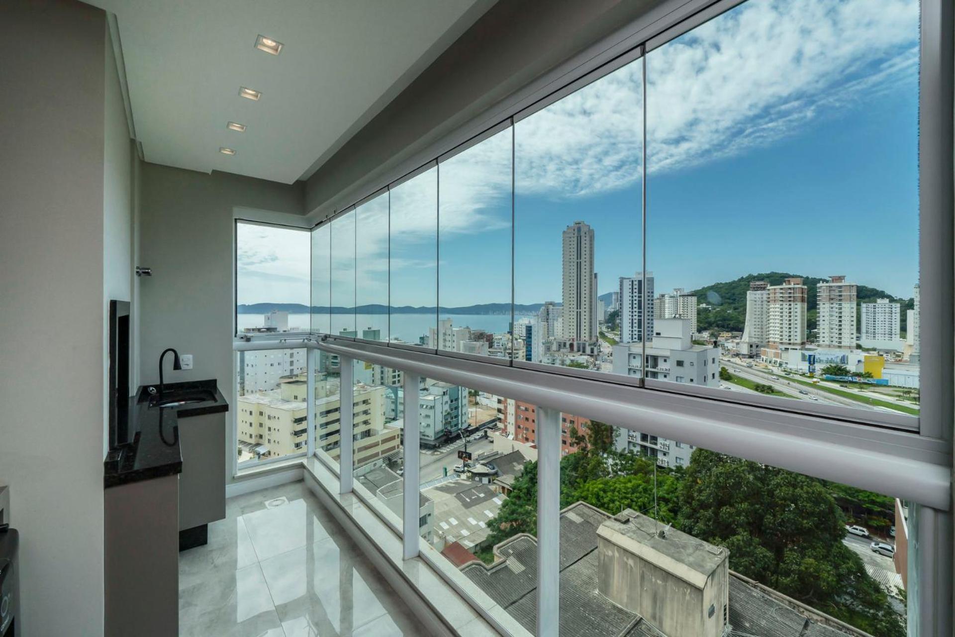 Com garagem e vista mar em Itapema SP8184
