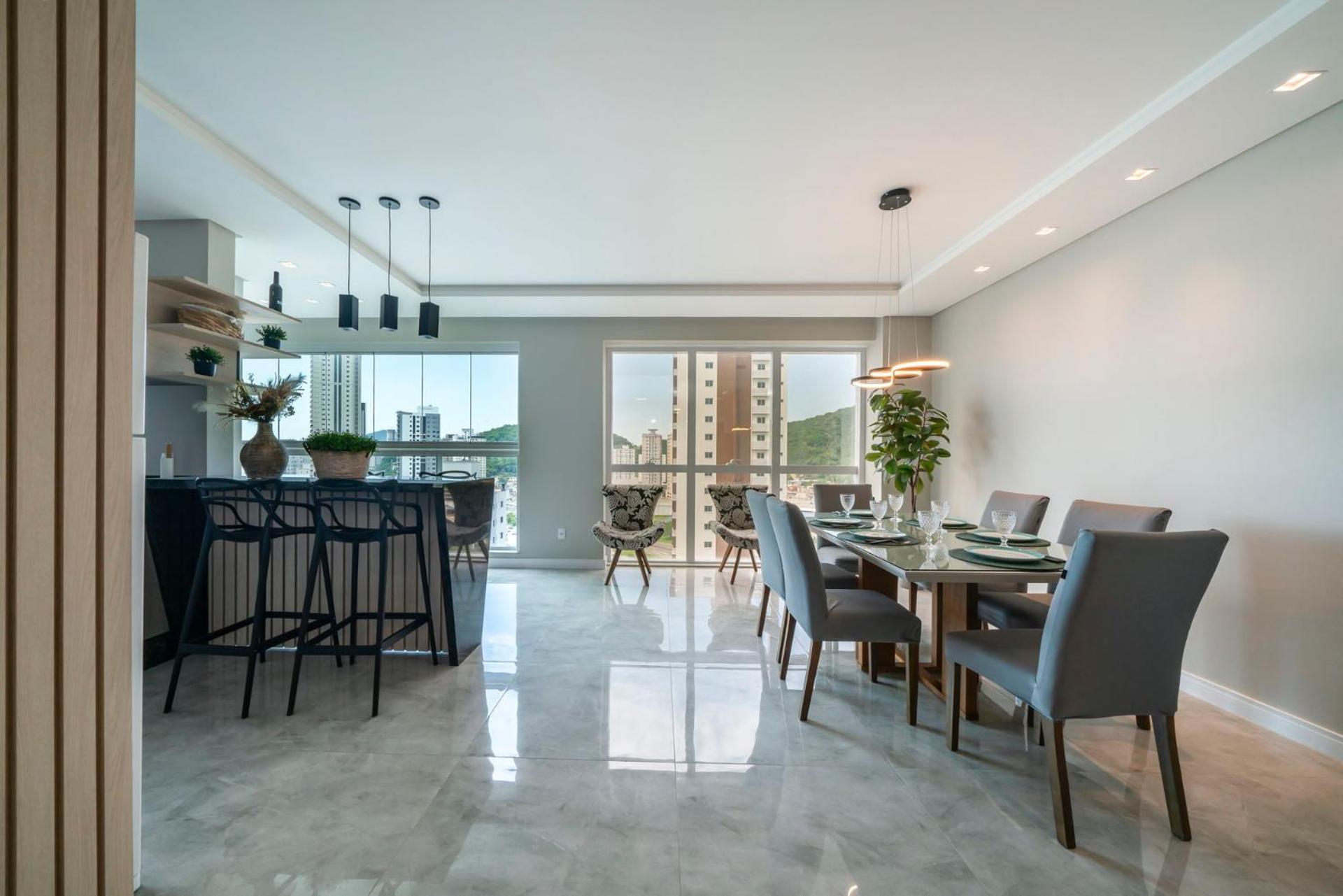 Com garagem e vista mar em Itapema SP8184