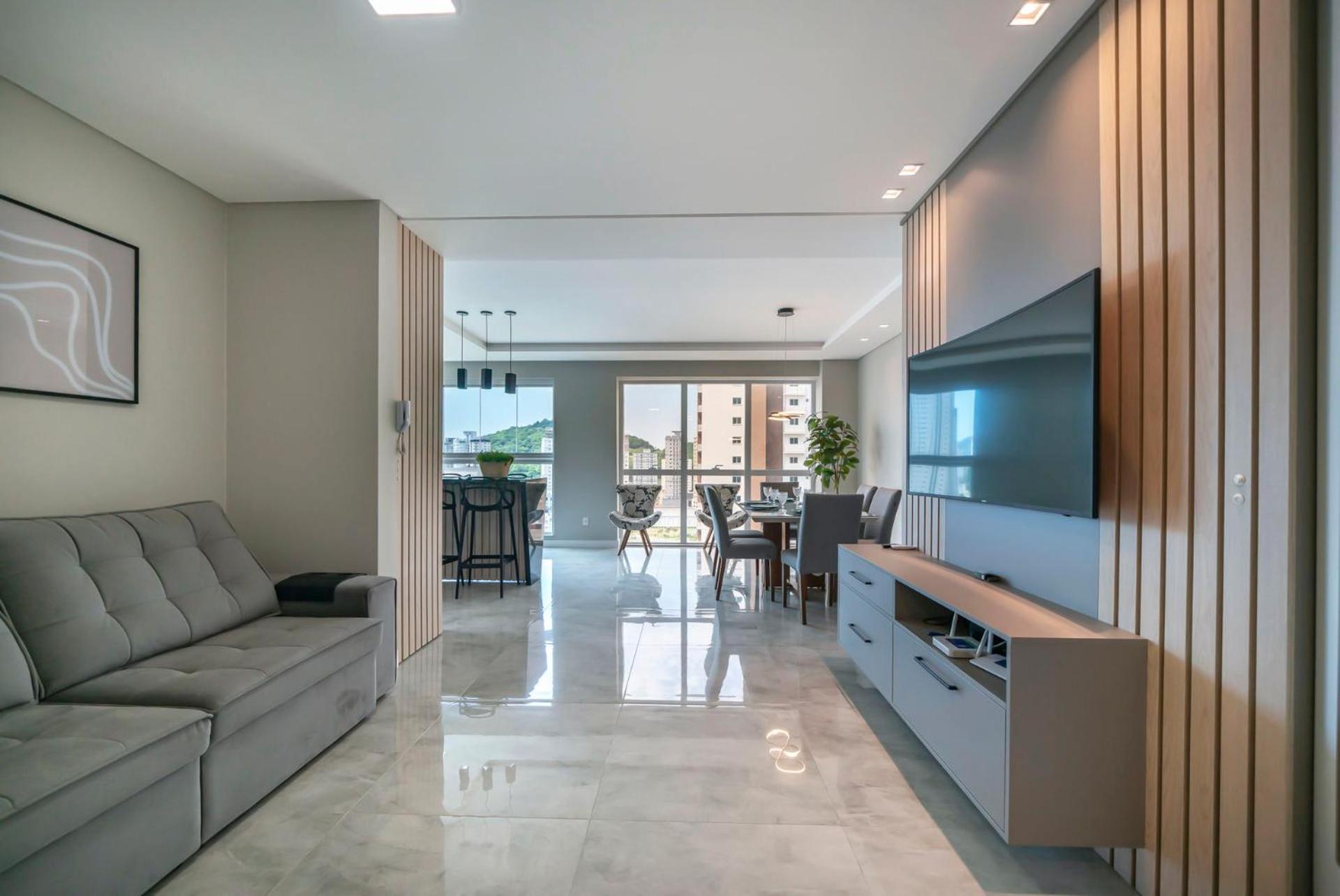 Com garagem e vista mar em Itapema SP8184