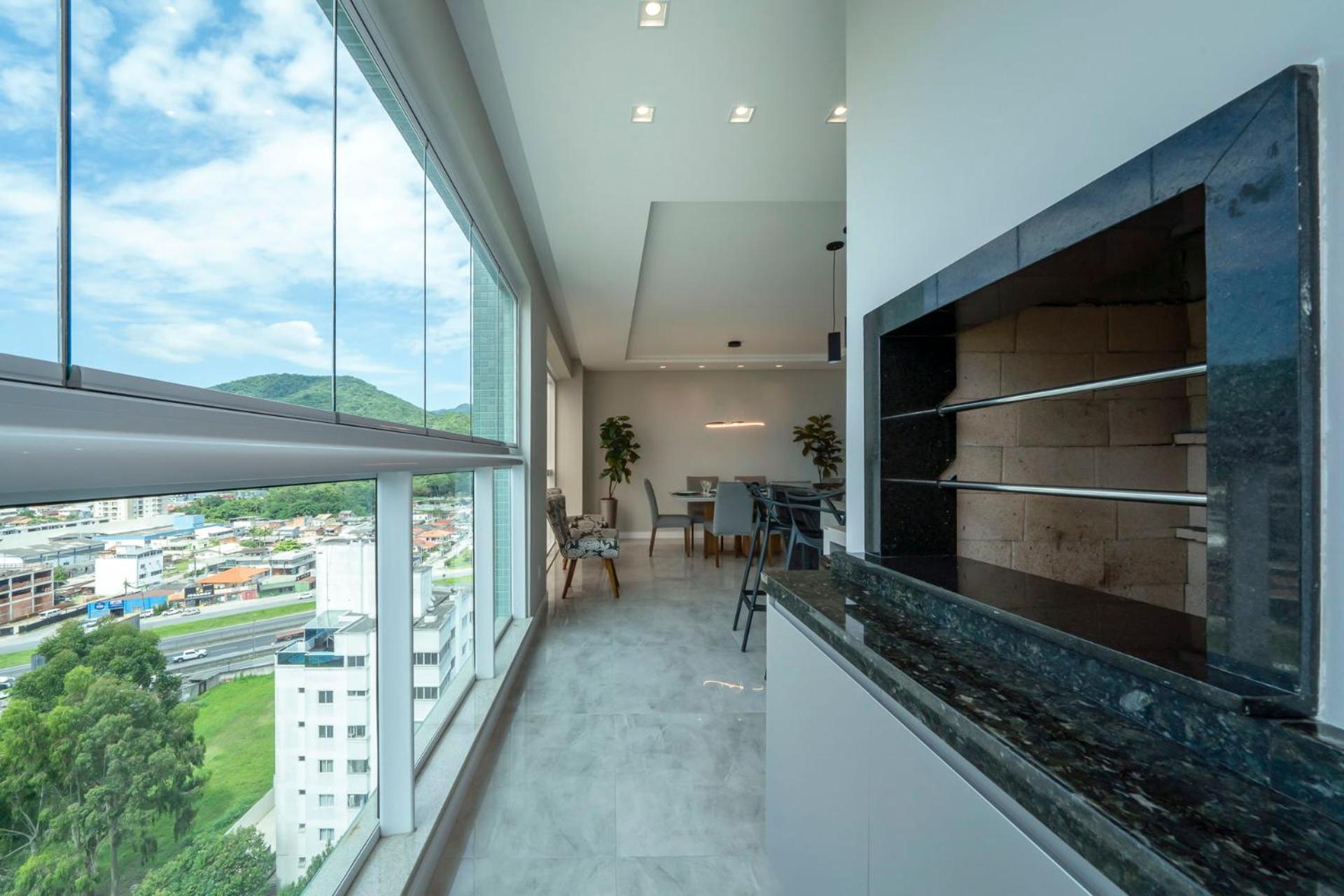 Com garagem e vista mar em Itapema SP8184